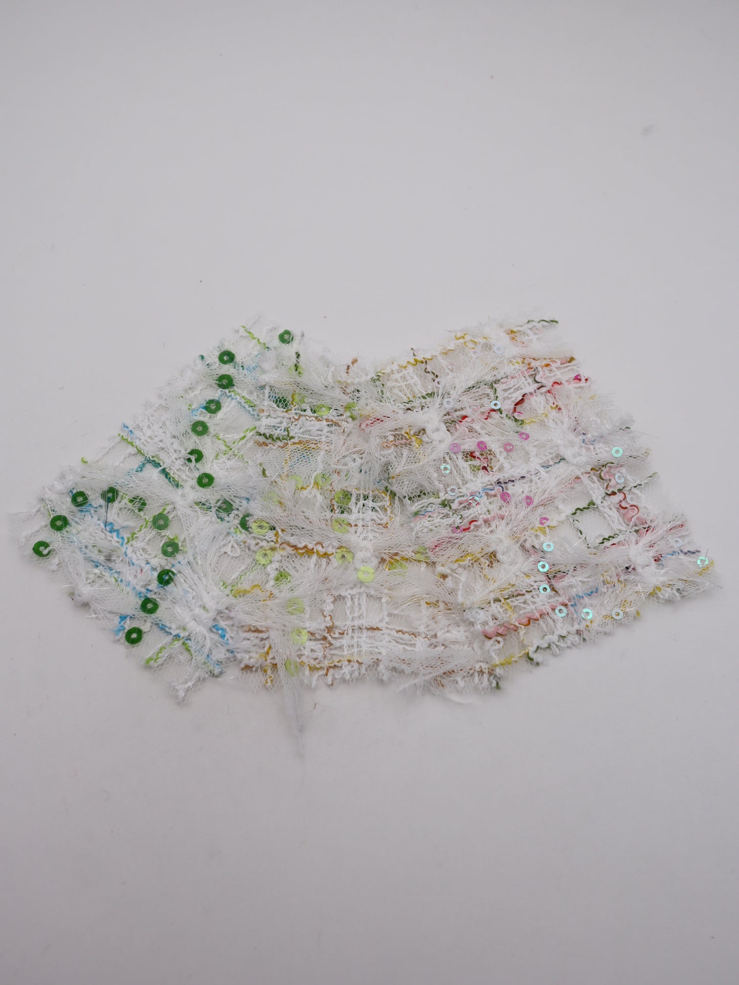 ふさふさフリンジ＆スパンコール付きチェック柄刺繍チュール｜【生地幅】約144センチ 【混率】ポリエステル100%｜ドレス・衣装・雑貨向き｜26AW-300-1