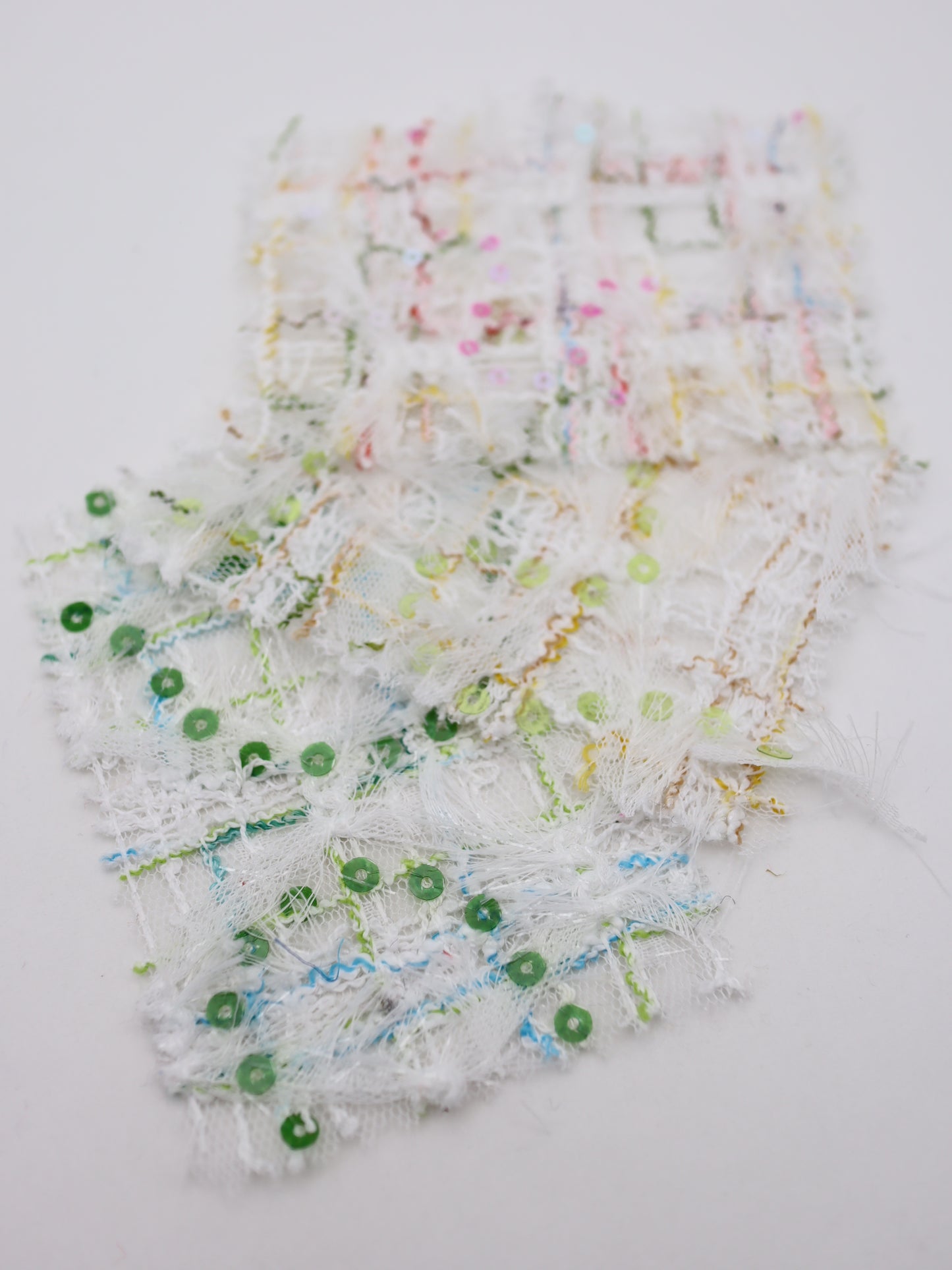 ふさふさフリンジ＆スパンコール付きチェック柄刺繍チュール｜【生地幅】約144センチ 【混率】ポリエステル100%｜ドレス・衣装・雑貨向き｜26AW-300-1