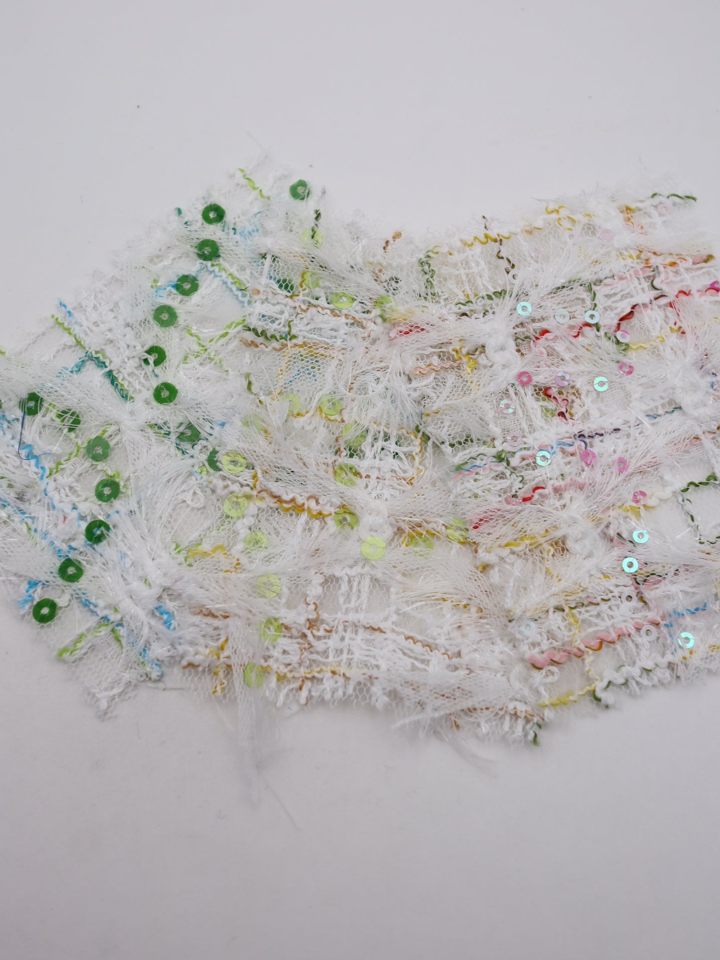 ふさふさフリンジ＆スパンコール付きチェック柄刺繍チュール｜【生地幅】約144センチ 【混率】ポリエステル100%｜ドレス・衣装・雑貨向き｜26AW-300-1