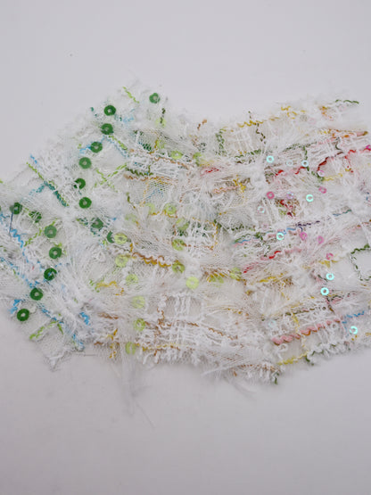 ふさふさフリンジ＆スパンコール付きチェック柄刺繍チュール｜【生地幅】約144センチ 【混率】ポリエステル100%｜ドレス・衣装・雑貨向き｜26AW-300-1