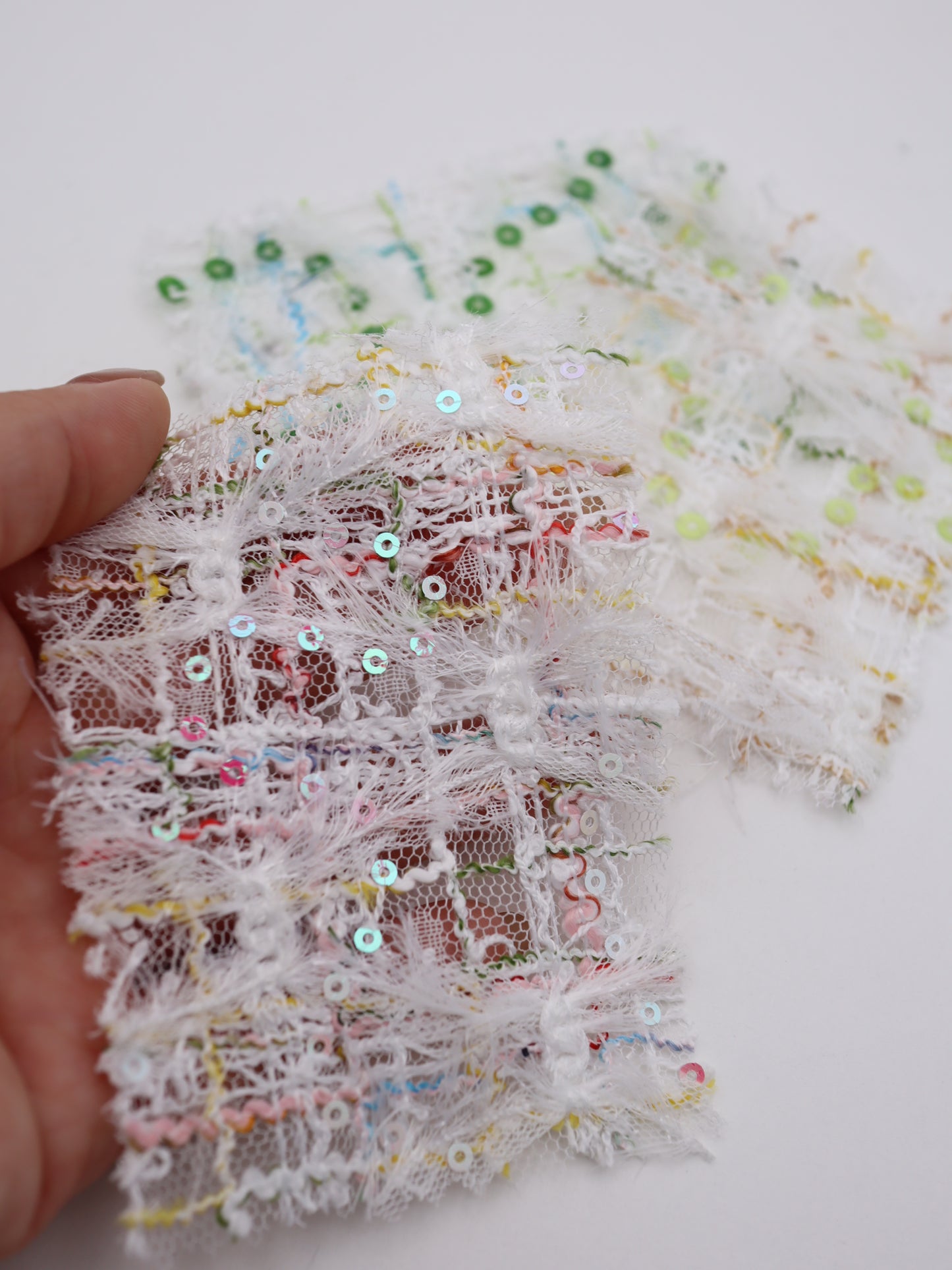 ふさふさフリンジ＆スパンコール付きチェック柄刺繍チュール｜【生地幅】約144センチ 【混率】ポリエステル100%｜ドレス・衣装・雑貨向き｜26AW-300-1
