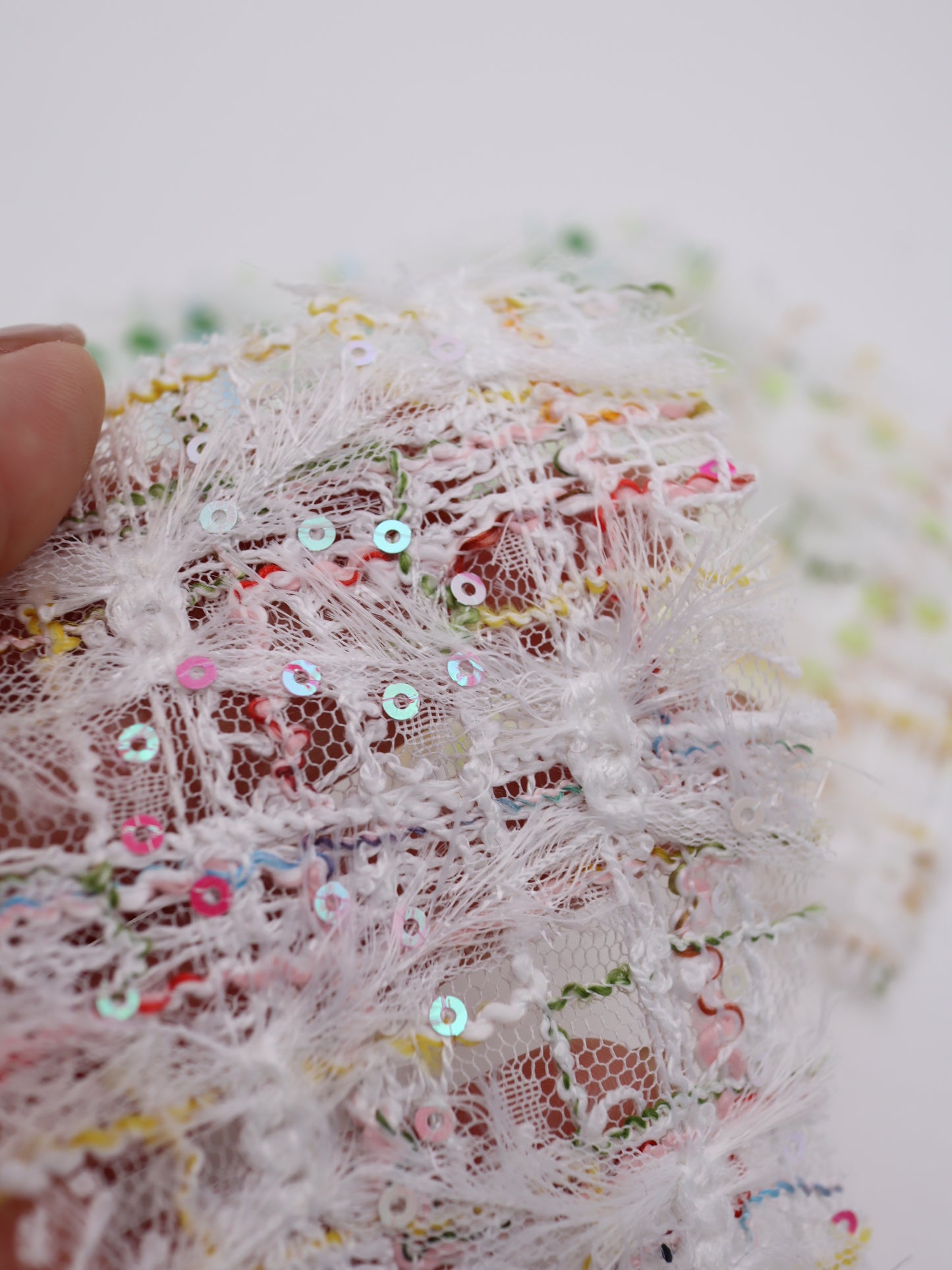 ふさふさフリンジ＆スパンコール付きチェック柄刺繍チュール｜【生地幅】約144センチ 【混率】ポリエステル100%｜ドレス・衣装・雑貨向き｜26AW-300-1