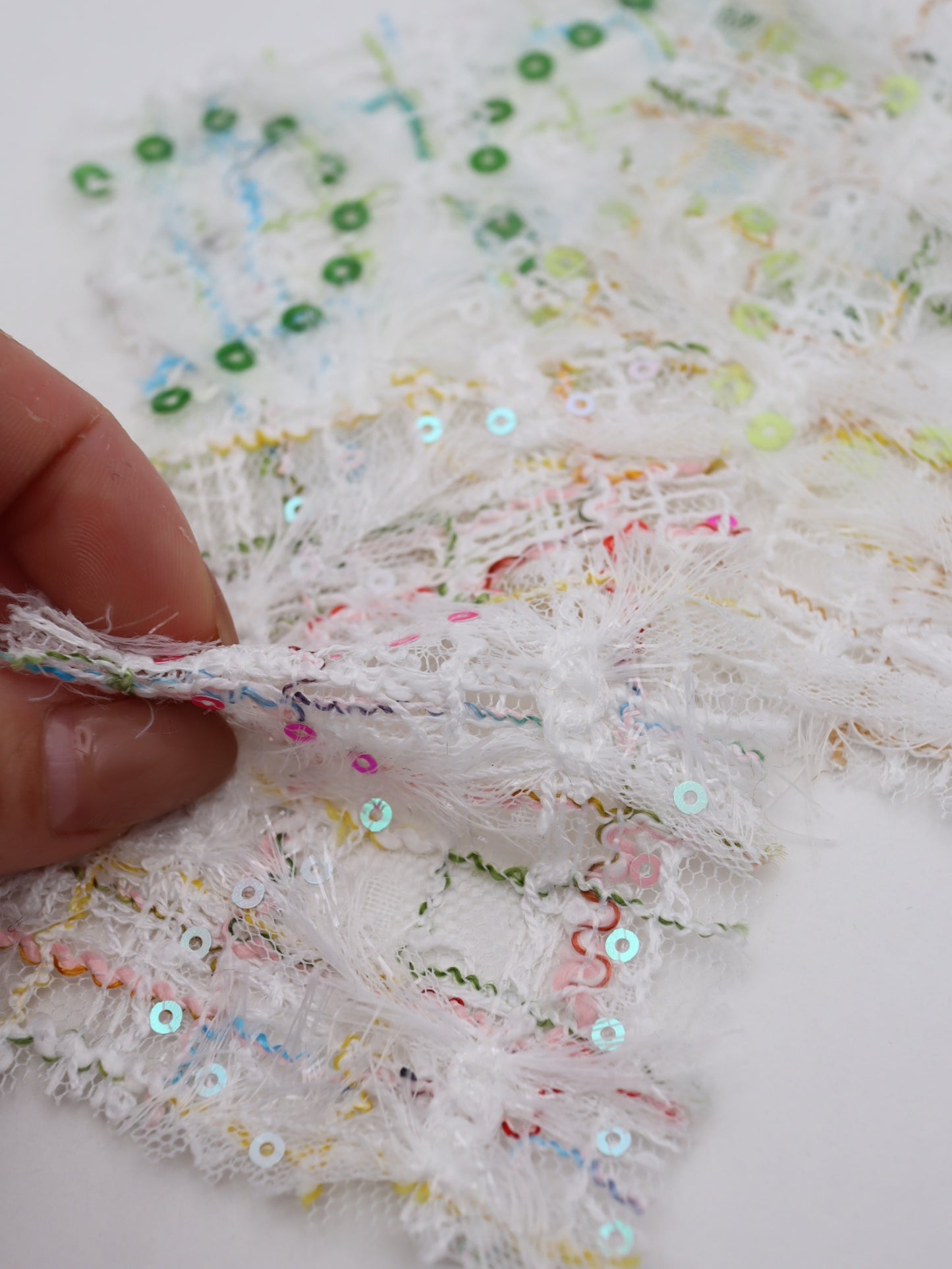 ふさふさフリンジ＆スパンコール付きチェック柄刺繍チュール｜【生地幅】約144センチ 【混率】ポリエステル100%｜ドレス・衣装・雑貨向き｜26AW-300-1