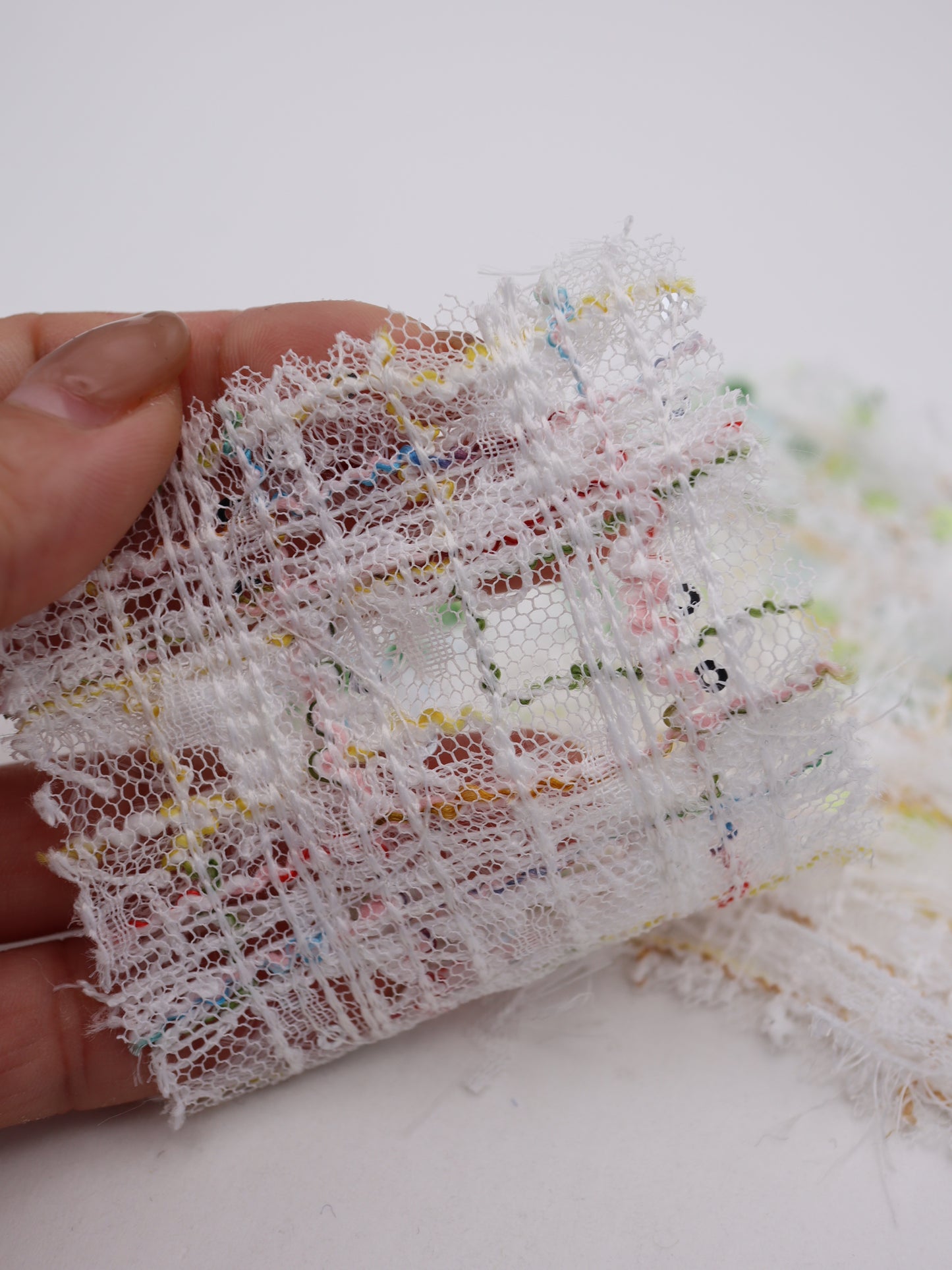ふさふさフリンジ＆スパンコール付きチェック柄刺繍チュール｜【生地幅】約144センチ 【混率】ポリエステル100%｜ドレス・衣装・雑貨向き｜26AW-300-1