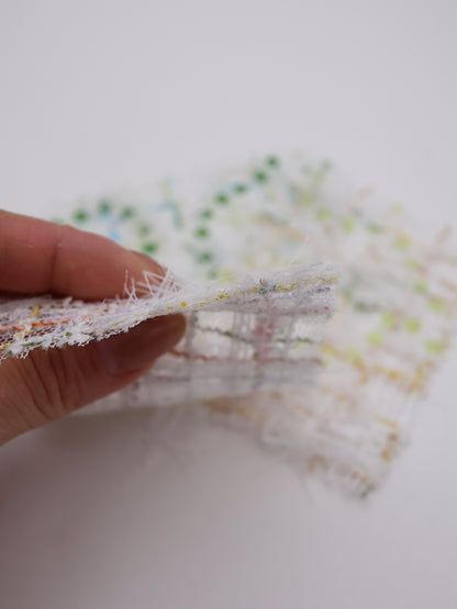 ふさふさフリンジ＆スパンコール付きチェック柄刺繍チュール｜【生地幅】約144センチ 【混率】ポリエステル100%｜ドレス・衣装・雑貨向き｜26AW-300-1