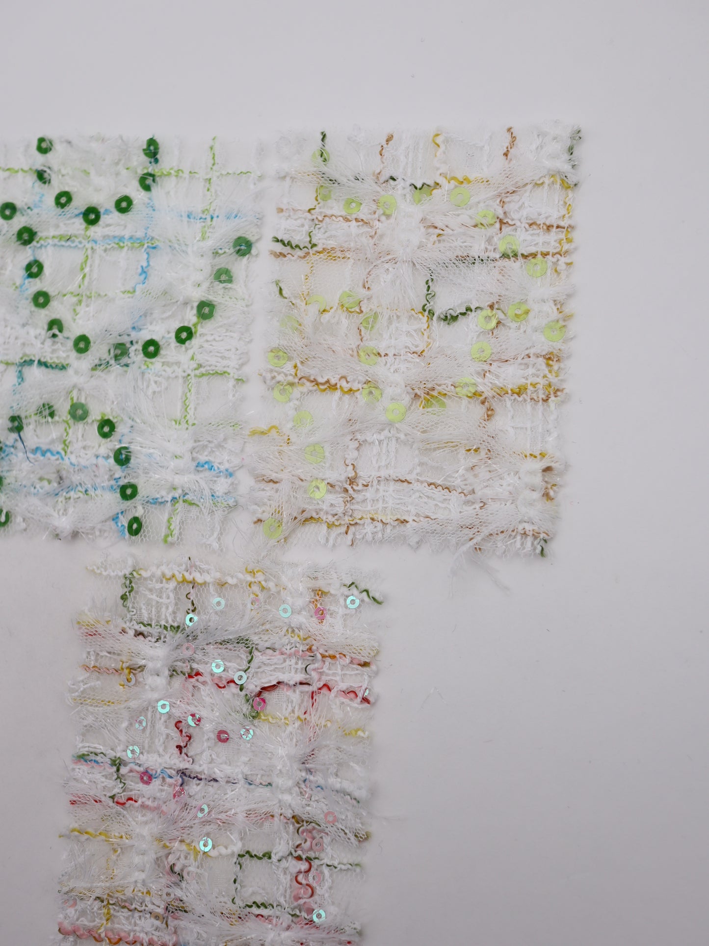 ふさふさフリンジ＆スパンコール付きチェック柄刺繍チュール｜【生地幅】約144センチ 【混率】ポリエステル100%｜ドレス・衣装・雑貨向き｜26AW-300-1