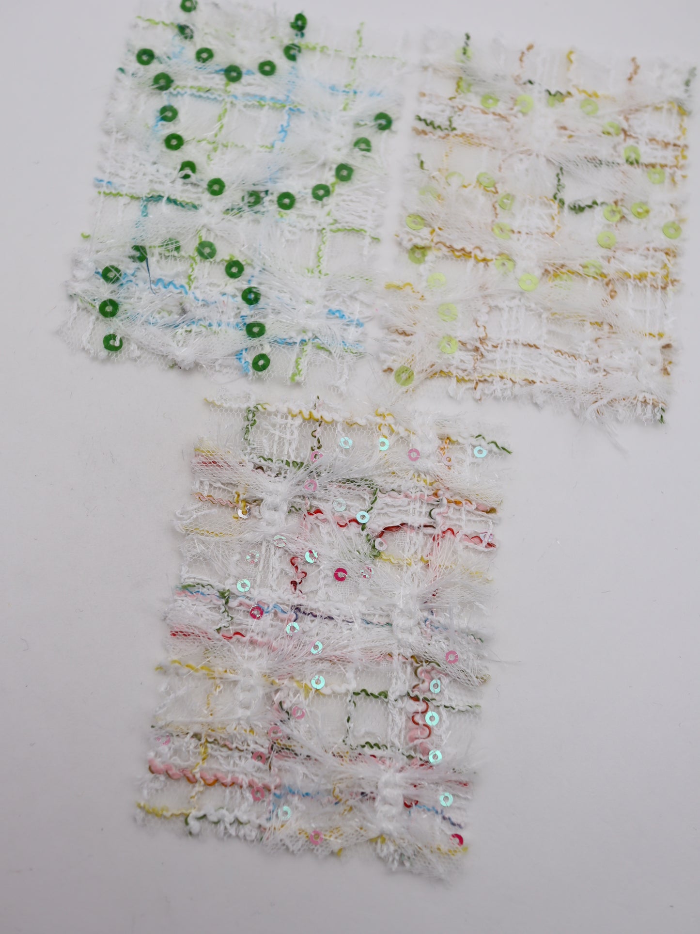 ふさふさフリンジ＆スパンコール付きチェック柄刺繍チュール｜【生地幅】約144センチ 【混率】ポリエステル100%｜ドレス・衣装・雑貨向き｜26AW-300-1