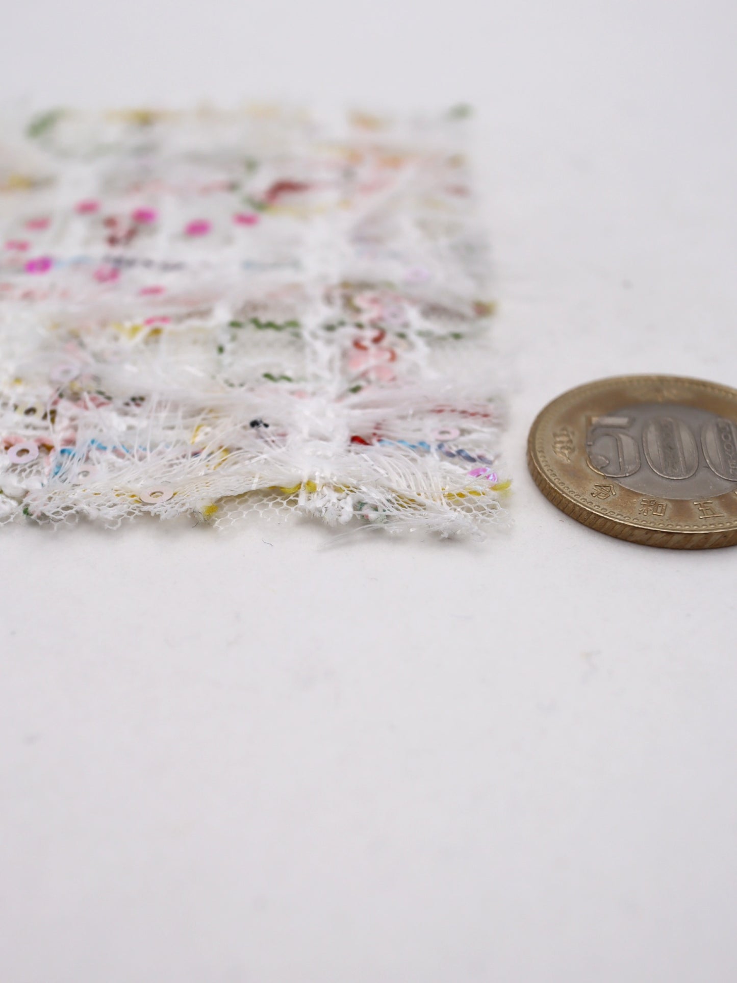 ふさふさフリンジ＆スパンコール付きチェック柄刺繍チュール｜【生地幅】約144センチ 【混率】ポリエステル100%｜ドレス・衣装・雑貨向き｜26AW-300-1
