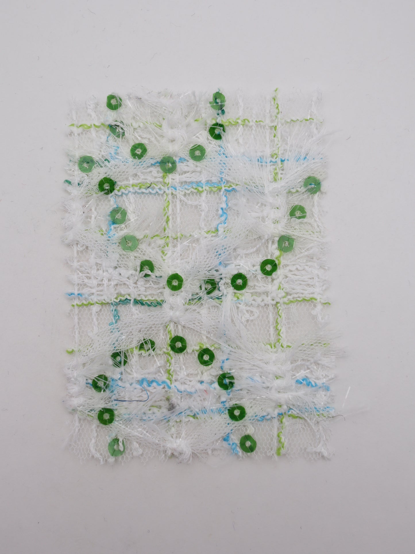 ふさふさフリンジ＆スパンコール付きチェック柄刺繍チュール｜【生地幅】約144センチ 【混率】ポリエステル100%｜ドレス・衣装・雑貨向き｜26AW-300-1