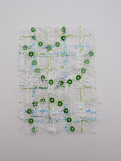 ふさふさフリンジ＆スパンコール付きチェック柄刺繍チュール｜【生地幅】約144センチ 【混率】ポリエステル100%｜ドレス・衣装・雑貨向き｜26AW-300-1