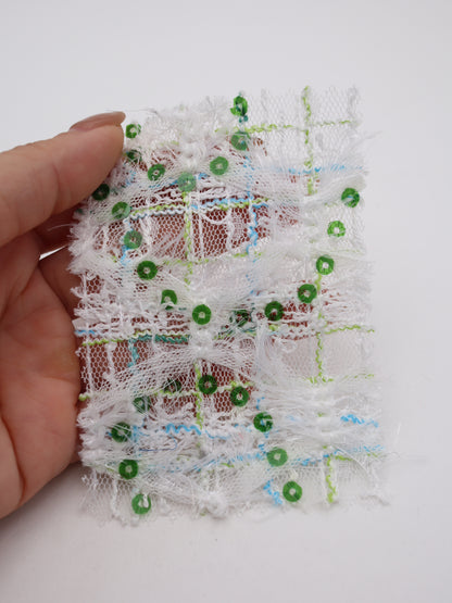 ふさふさフリンジ＆スパンコール付きチェック柄刺繍チュール｜【生地幅】約144センチ 【混率】ポリエステル100%｜ドレス・衣装・雑貨向き｜26AW-300-1