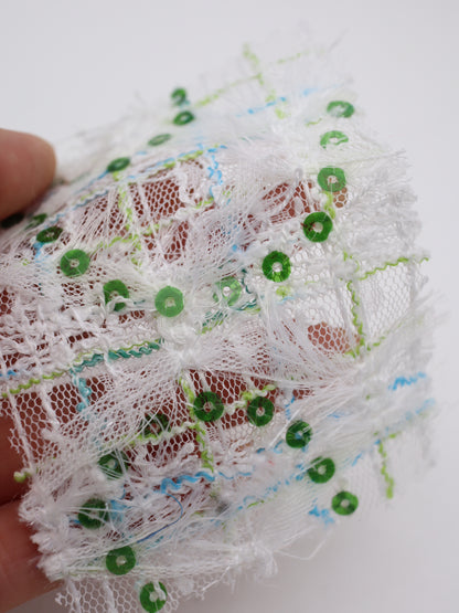 ふさふさフリンジ＆スパンコール付きチェック柄刺繍チュール｜【生地幅】約144センチ 【混率】ポリエステル100%｜ドレス・衣装・雑貨向き｜26AW-300-1