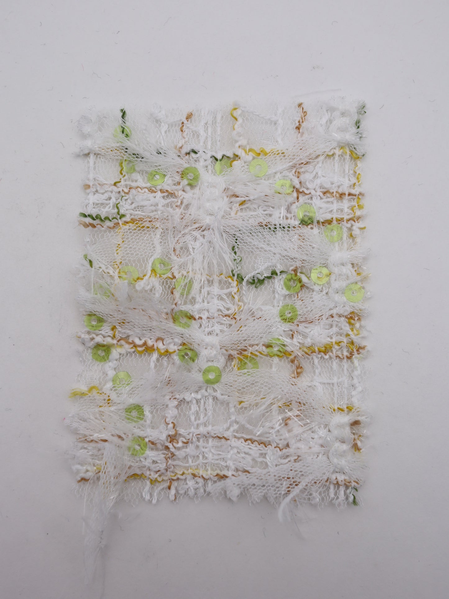 ふさふさフリンジ＆スパンコール付きチェック柄刺繍チュール｜【生地幅】約144センチ 【混率】ポリエステル100%｜ドレス・衣装・雑貨向き｜26AW-300-1