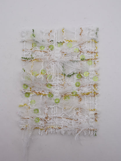 ふさふさフリンジ＆スパンコール付きチェック柄刺繍チュール｜【生地幅】約144センチ 【混率】ポリエステル100%｜ドレス・衣装・雑貨向き｜26AW-300-1
