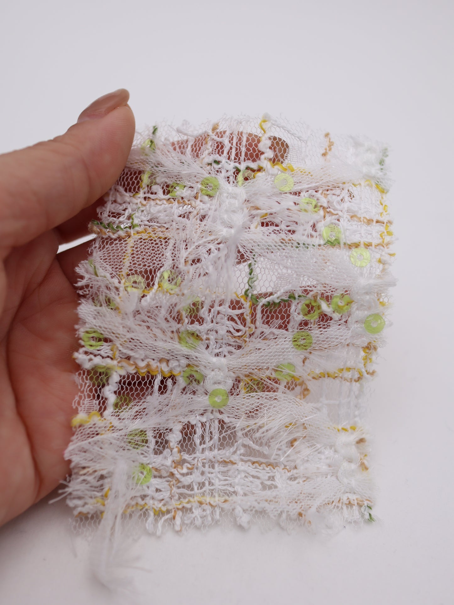 ふさふさフリンジ＆スパンコール付きチェック柄刺繍チュール｜【生地幅】約144センチ 【混率】ポリエステル100%｜ドレス・衣装・雑貨向き｜26AW-300-1