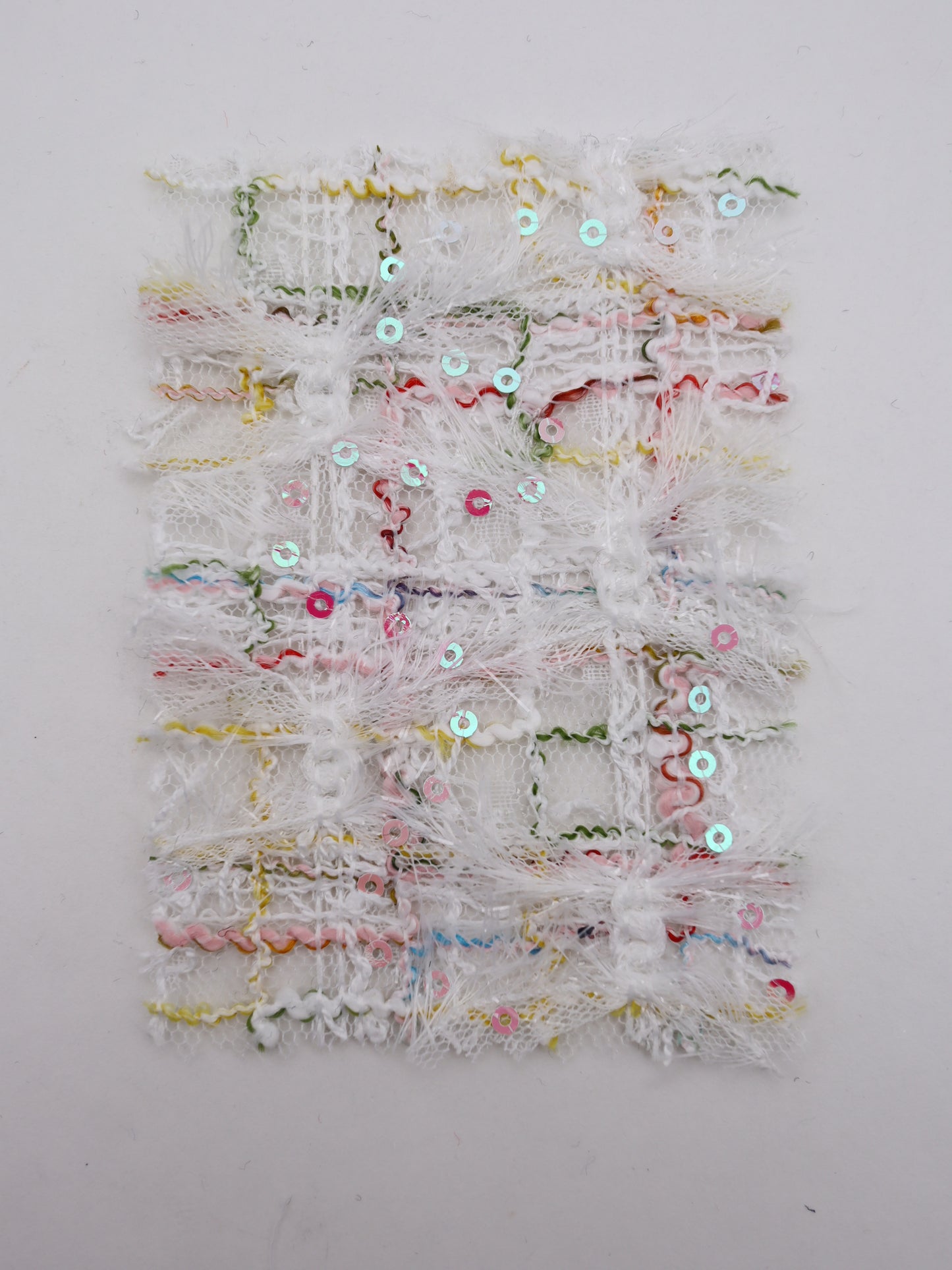ふさふさフリンジ＆スパンコール付きチェック柄刺繍チュール｜【生地幅】約144センチ 【混率】ポリエステル100%｜ドレス・衣装・雑貨向き｜26AW-300-1