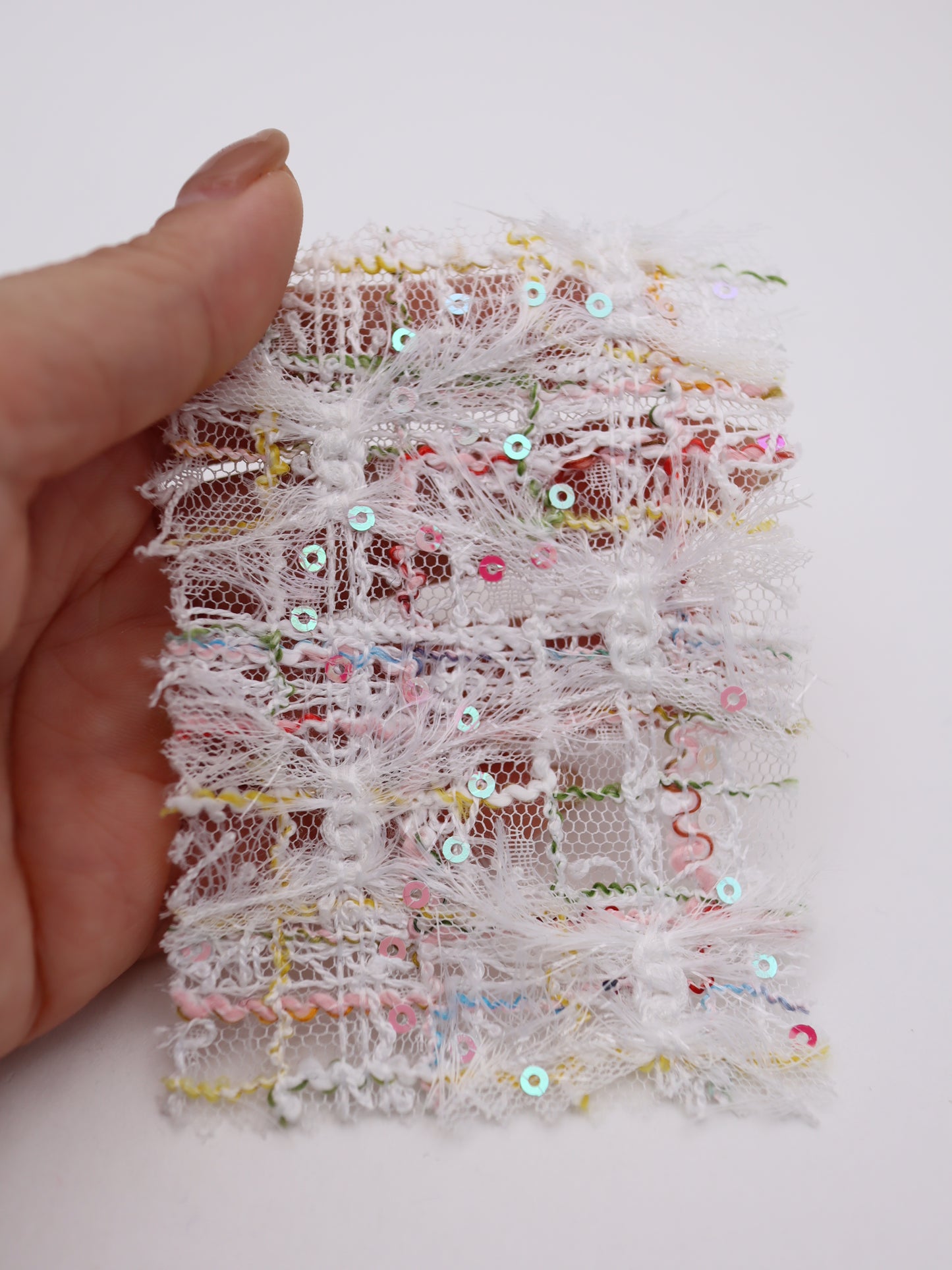 ふさふさフリンジ＆スパンコール付きチェック柄刺繍チュール｜【生地幅】約144センチ 【混率】ポリエステル100%｜ドレス・衣装・雑貨向き｜26AW-300-1