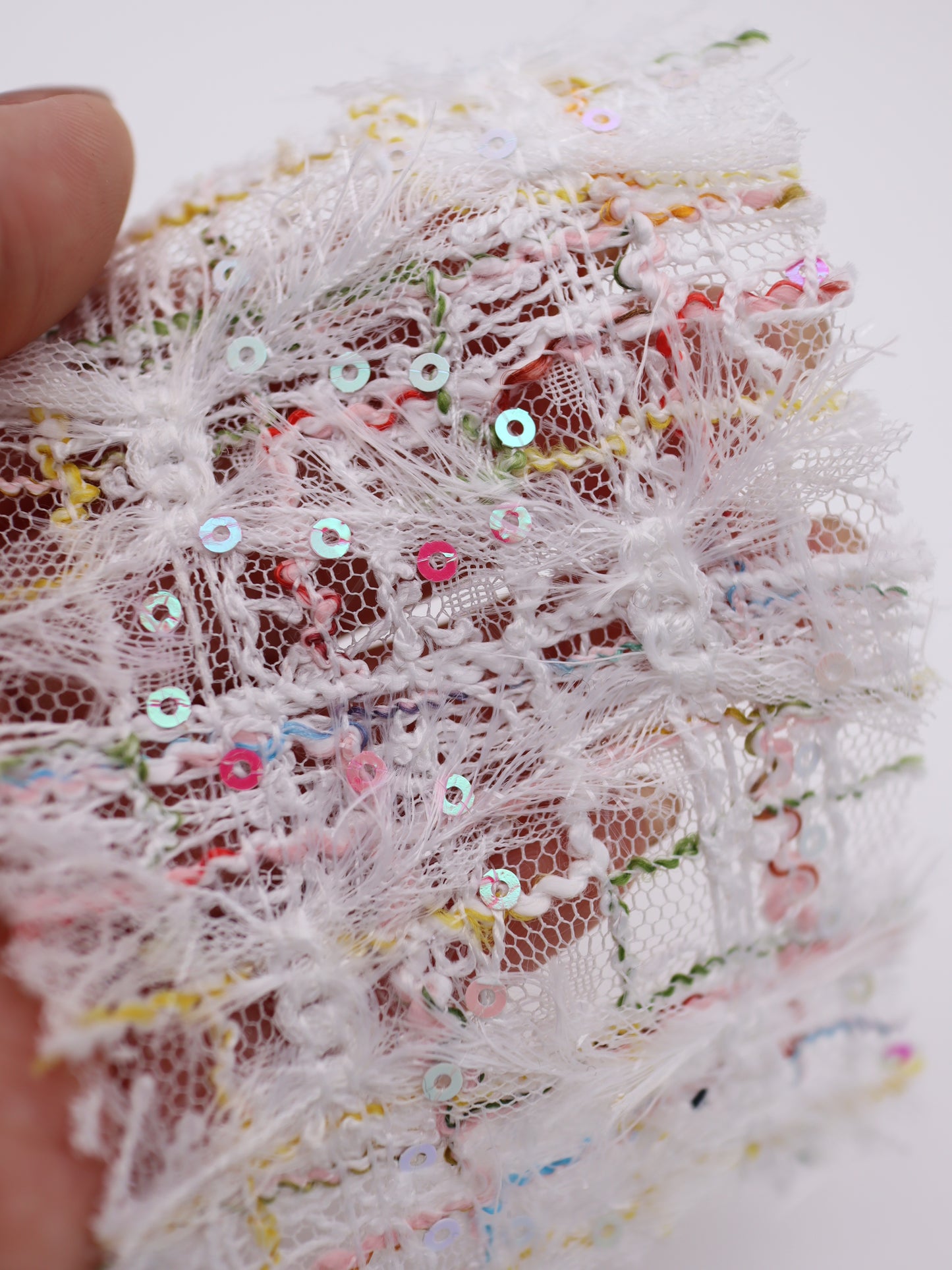 ふさふさフリンジ＆スパンコール付きチェック柄刺繍チュール｜【生地幅】約144センチ 【混率】ポリエステル100%｜ドレス・衣装・雑貨向き｜26AW-300-1