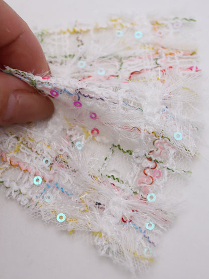 ふさふさフリンジ＆スパンコール付きチェック柄刺繍チュール｜【生地幅】約144センチ 【混率】ポリエステル100%｜ドレス・衣装・雑貨向き｜26AW-300-1