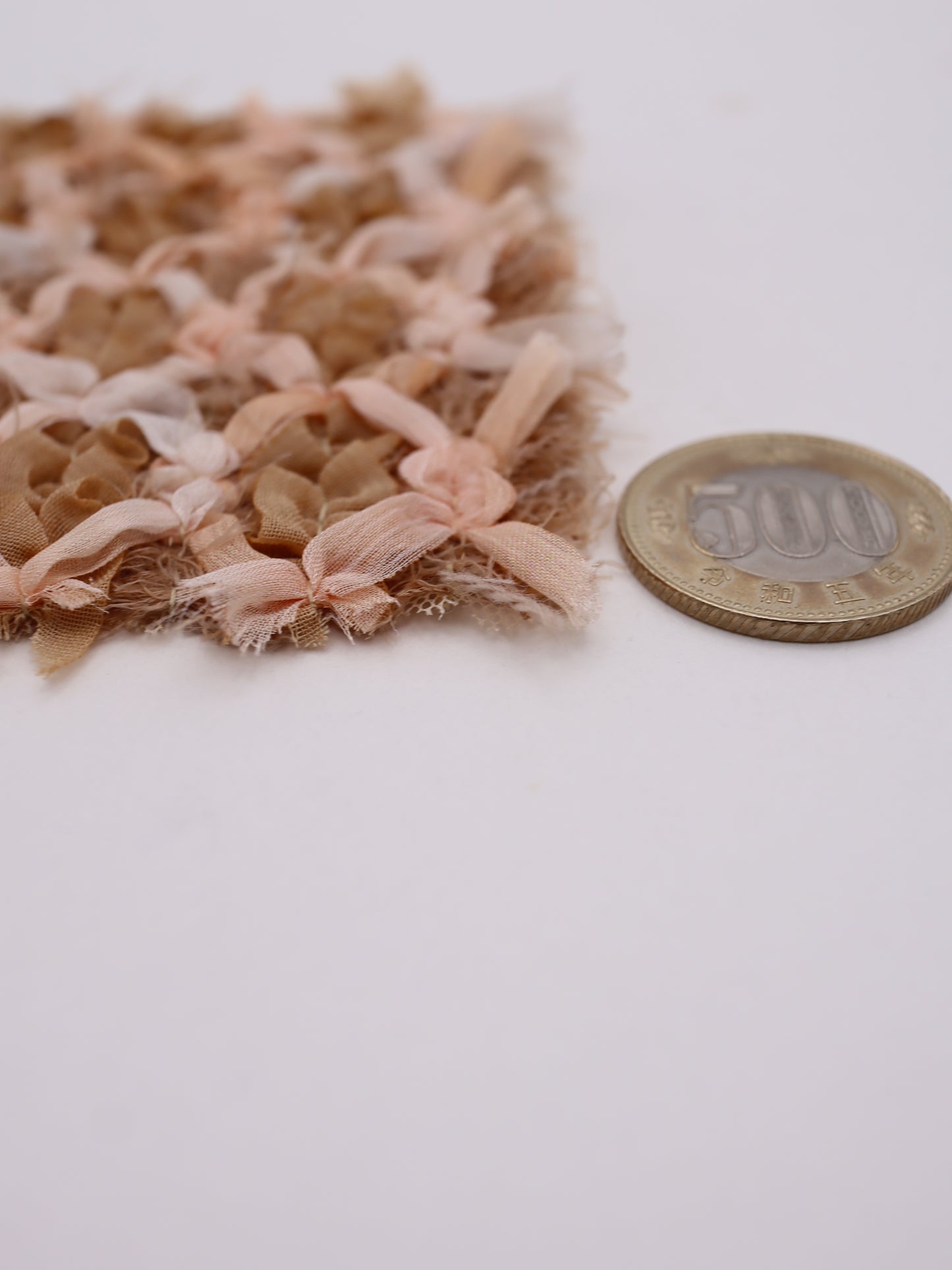 シフォンテープ＆フリンジヤーン刺繍チュール｜【生地幅】約127センチ 【混率】ポリエステル50%アクリル50％｜ドッグウエア・KIDSウエア・ドレス・衣装・雑貨向き｜26AW-298