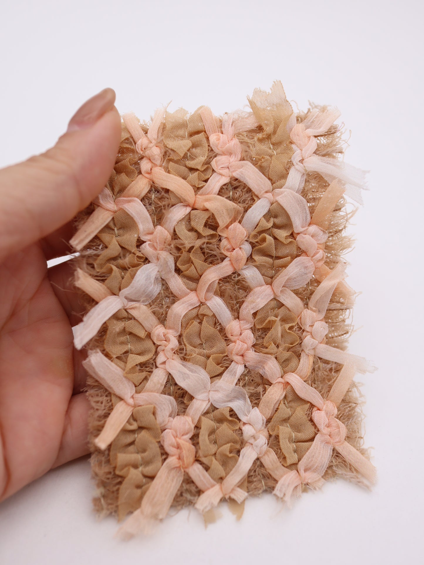 シフォンテープ＆フリンジヤーン刺繍チュール｜【生地幅】約127センチ 【混率】ポリエステル50%アクリル50％｜ドッグウエア・KIDSウエア・ドレス・衣装・雑貨向き｜26AW-298