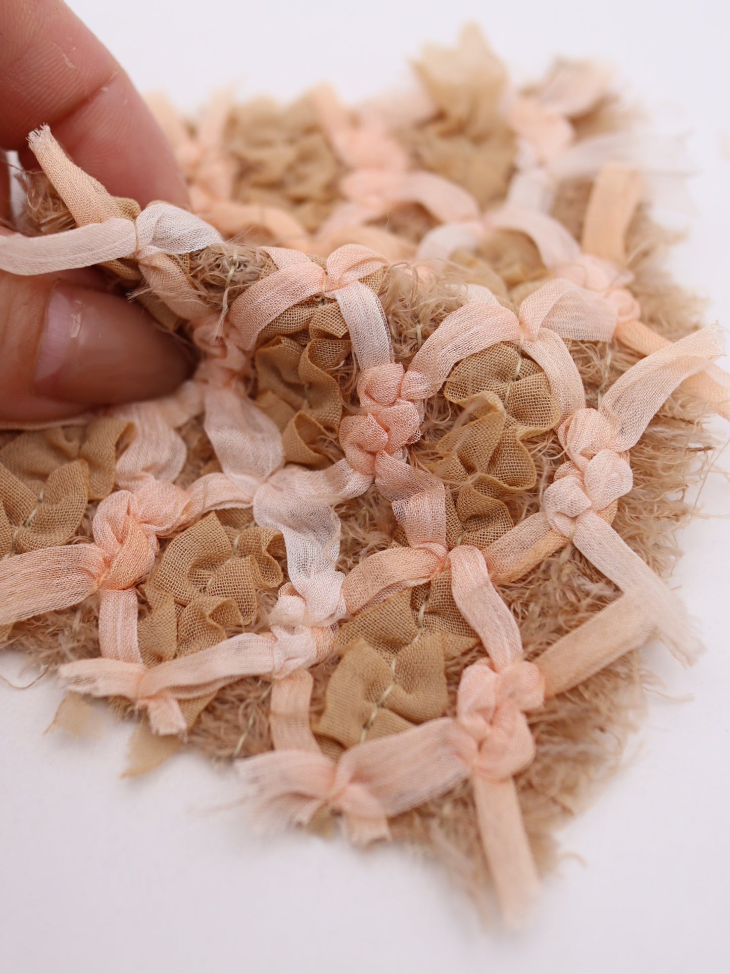 シフォンテープ＆フリンジヤーン刺繍チュール｜【生地幅】約127センチ 【混率】ポリエステル50%アクリル50％｜ドッグウエア・KIDSウエア・ドレス・衣装・雑貨向き｜26AW-298