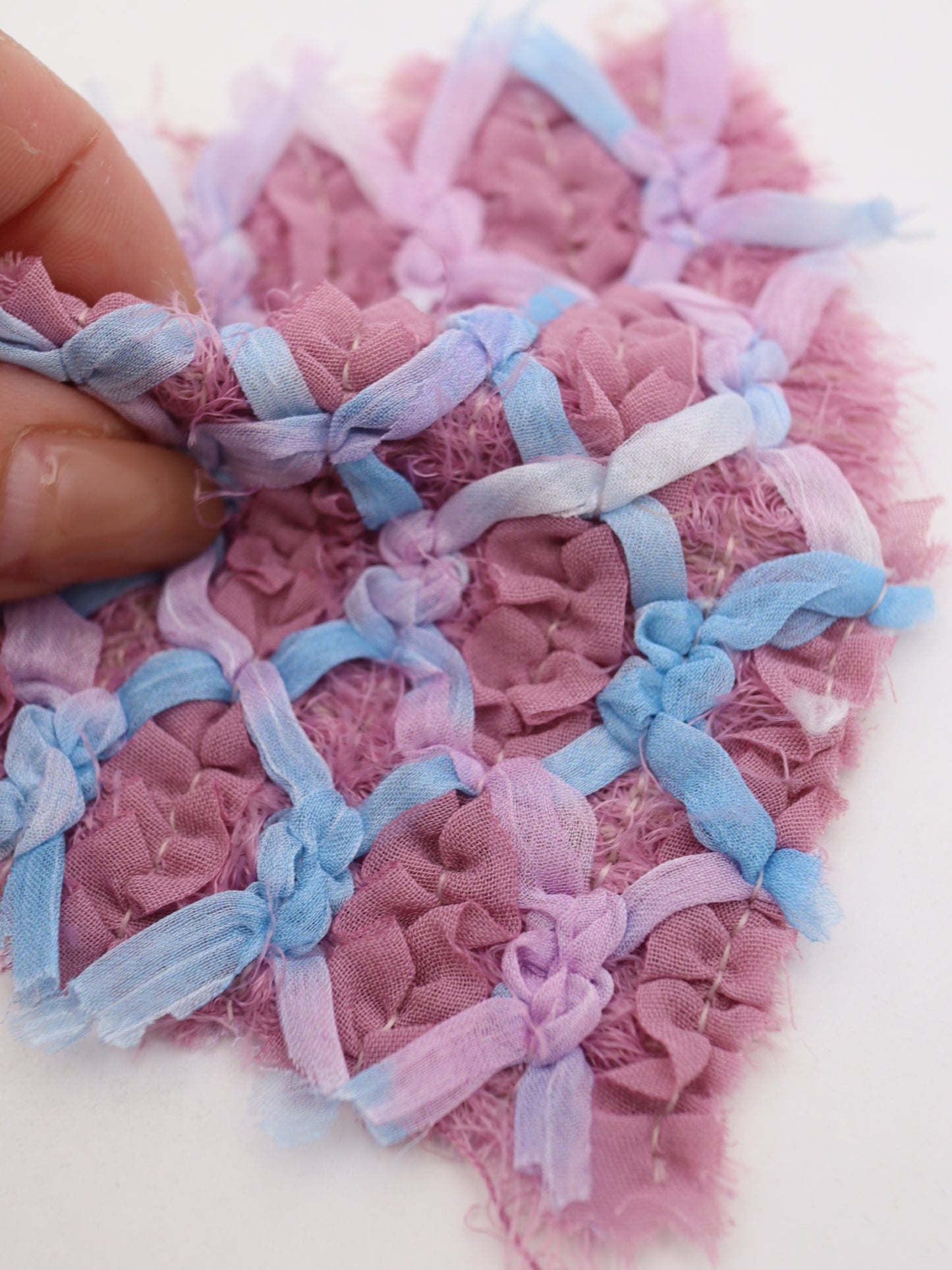 シフォンテープ＆フリンジヤーン刺繍チュール｜【生地幅】約127センチ 【混率】ポリエステル50%アクリル50％｜ドッグウエア・KIDSウエア・ドレス・衣装・雑貨向き｜26AW-298