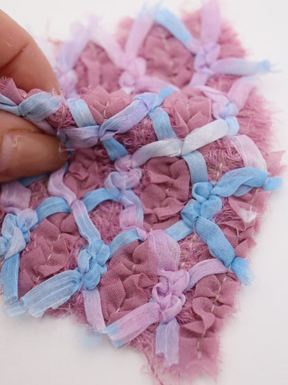 シフォンテープ＆フリンジヤーン刺繍チュール｜【生地幅】約127センチ 【混率】ポリエステル50%アクリル50％｜ドッグウエア・KIDSウエア・ドレス・衣装・雑貨向き｜26AW-298