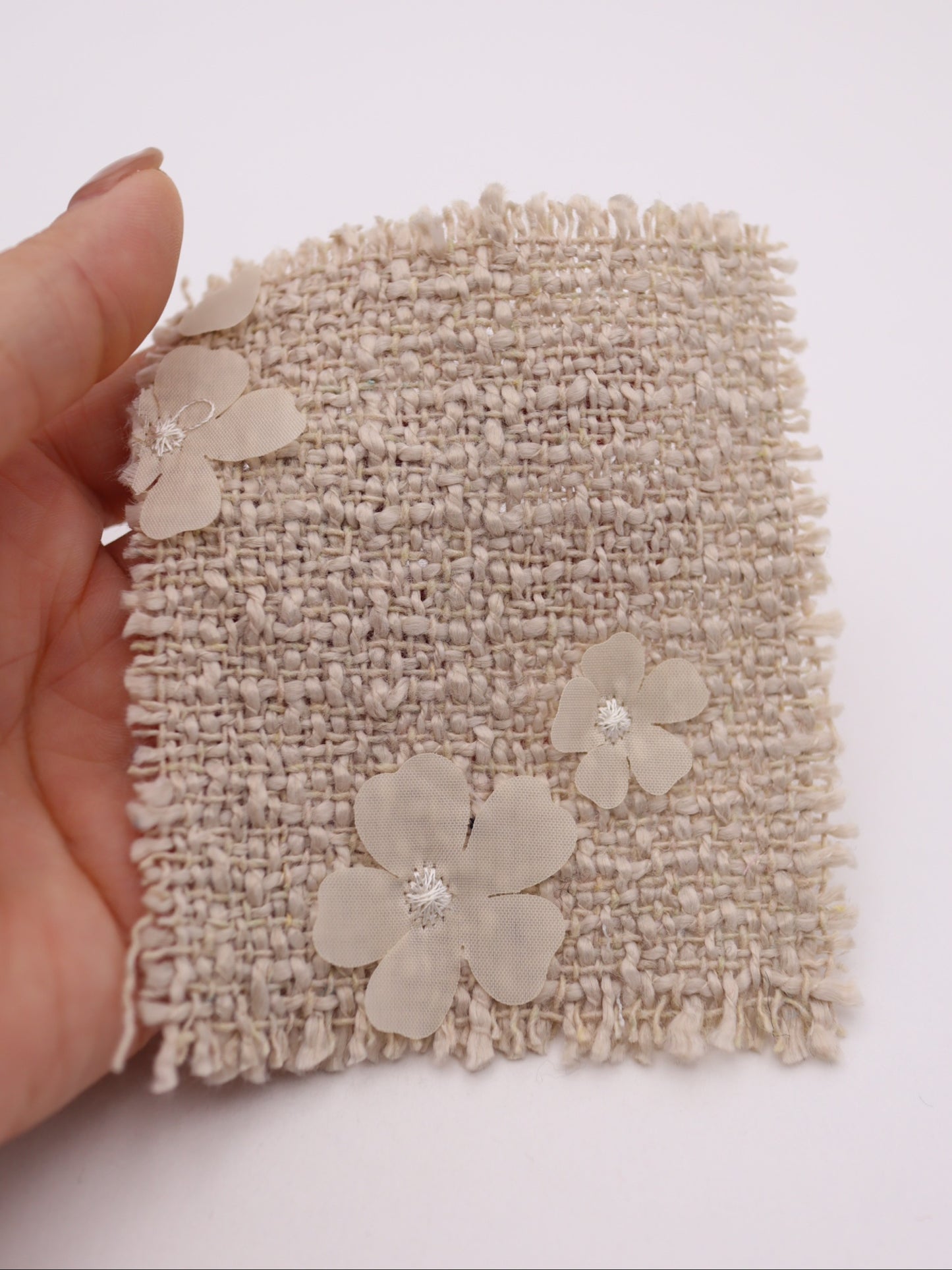 3D立体フラワーモチーフ付きスラブヤーンツイード｜【生地幅】約147センチ 【混率】ポリエステル95％ウール5％｜ドッグウエア・KIDSウエア・衣装・雑貨向き｜26AW-291
