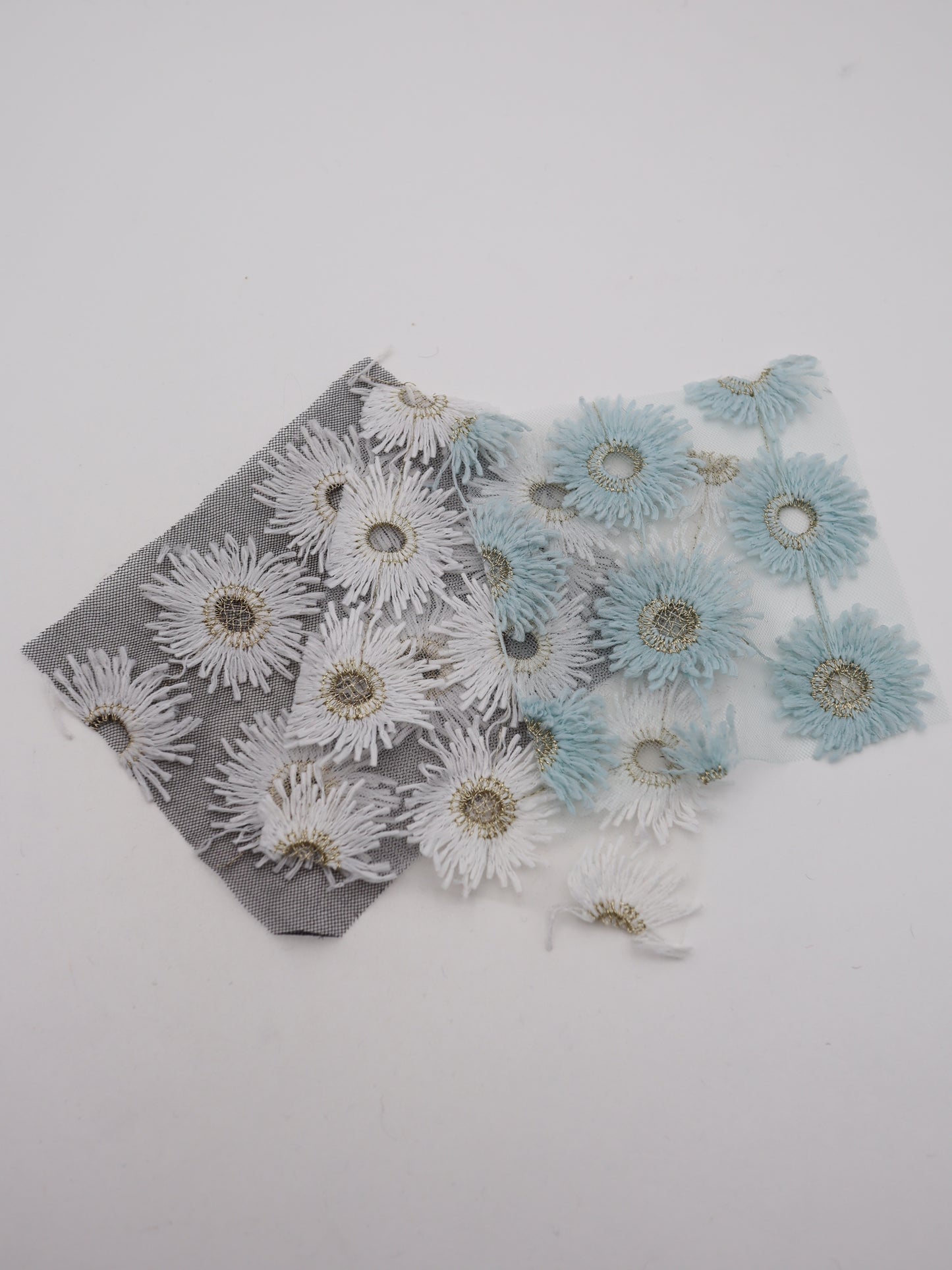 花びら部分ふさふさ立体フラワー刺繍チュール｜【生地幅】約134センチ 【混率】ポリエステル100%｜ドッグウエア・KIDSウエア・衣装・雑貨向き｜26AW-287