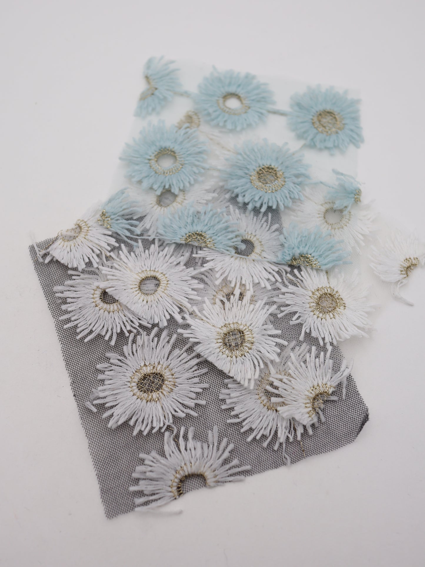 花びら部分ふさふさ立体フラワー刺繍チュール｜【生地幅】約134センチ 【混率】ポリエステル100%｜ドッグウエア・KIDSウエア・衣装・雑貨向き｜26AW-287