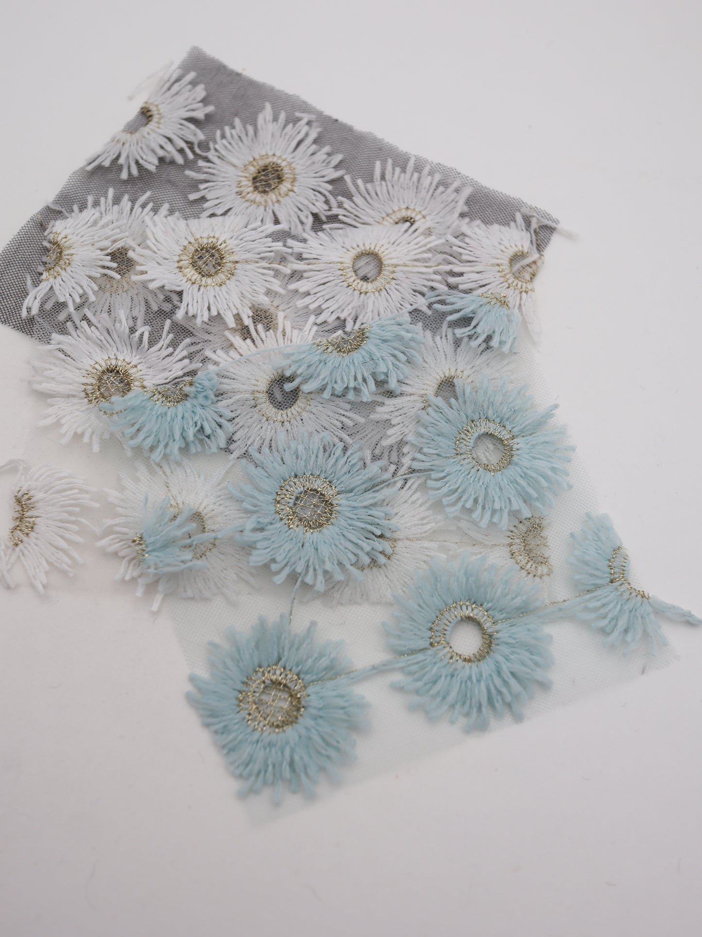 花びら部分ふさふさ立体フラワー刺繍チュール｜【生地幅】約134センチ 【混率】ポリエステル100%｜ドッグウエア・KIDSウエア・衣装・雑貨向き｜26AW-287