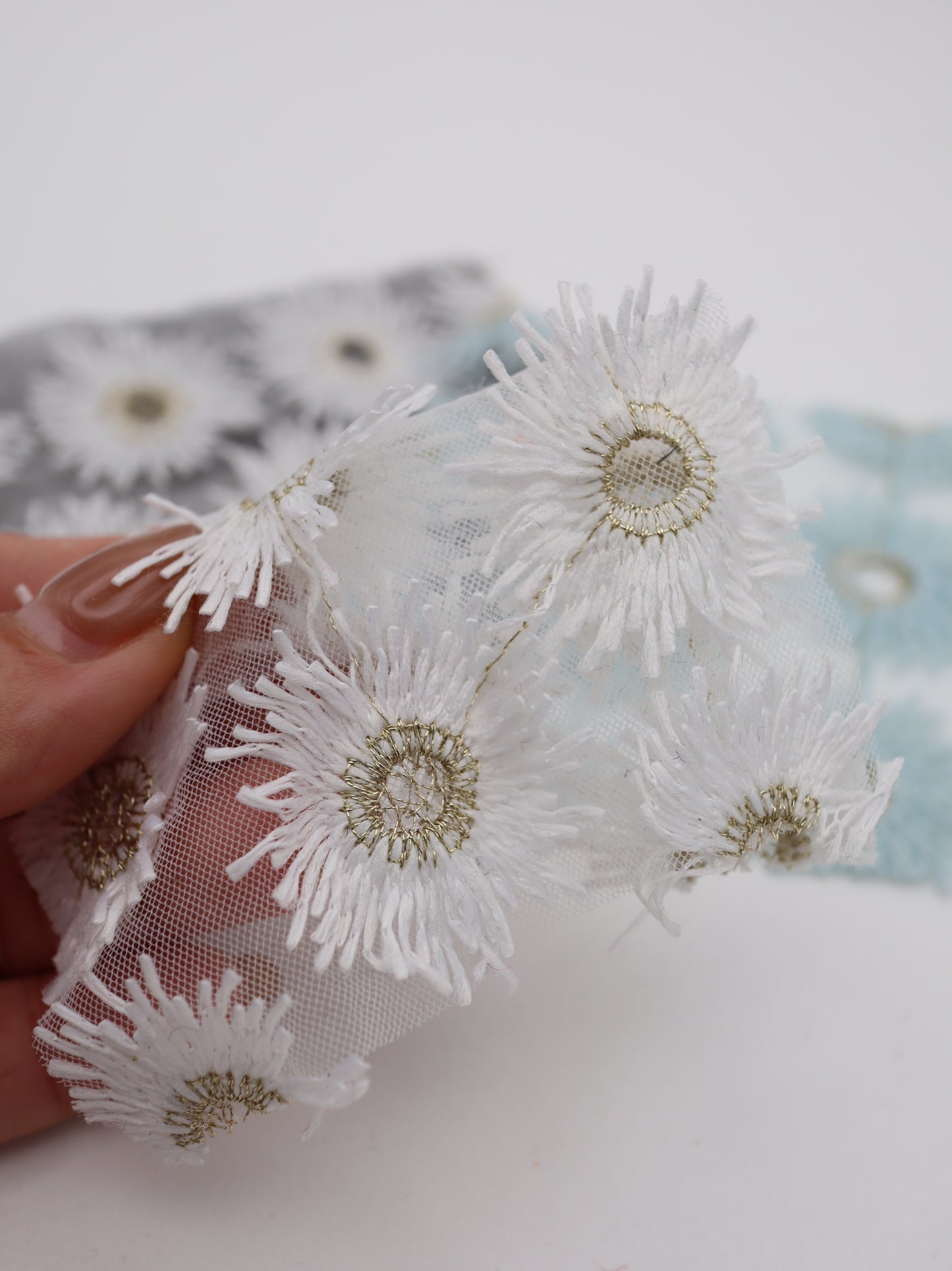 花びら部分ふさふさ立体フラワー刺繍チュール｜【生地幅】約134センチ 【混率】ポリエステル100%｜ドッグウエア・KIDSウエア・衣装・雑貨向き｜26AW-287