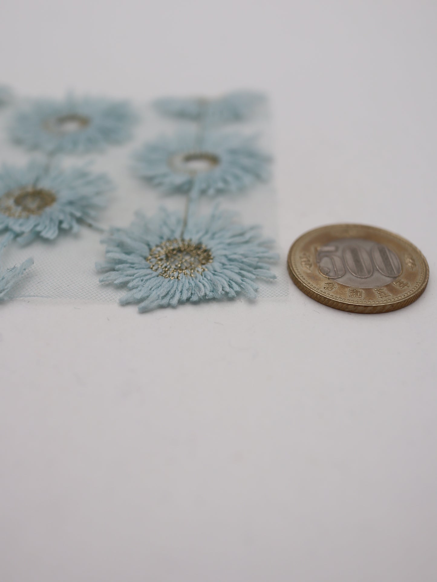 花びら部分ふさふさ立体フラワー刺繍チュール｜【生地幅】約134センチ 【混率】ポリエステル100%｜ドッグウエア・KIDSウエア・衣装・雑貨向き｜26AW-287