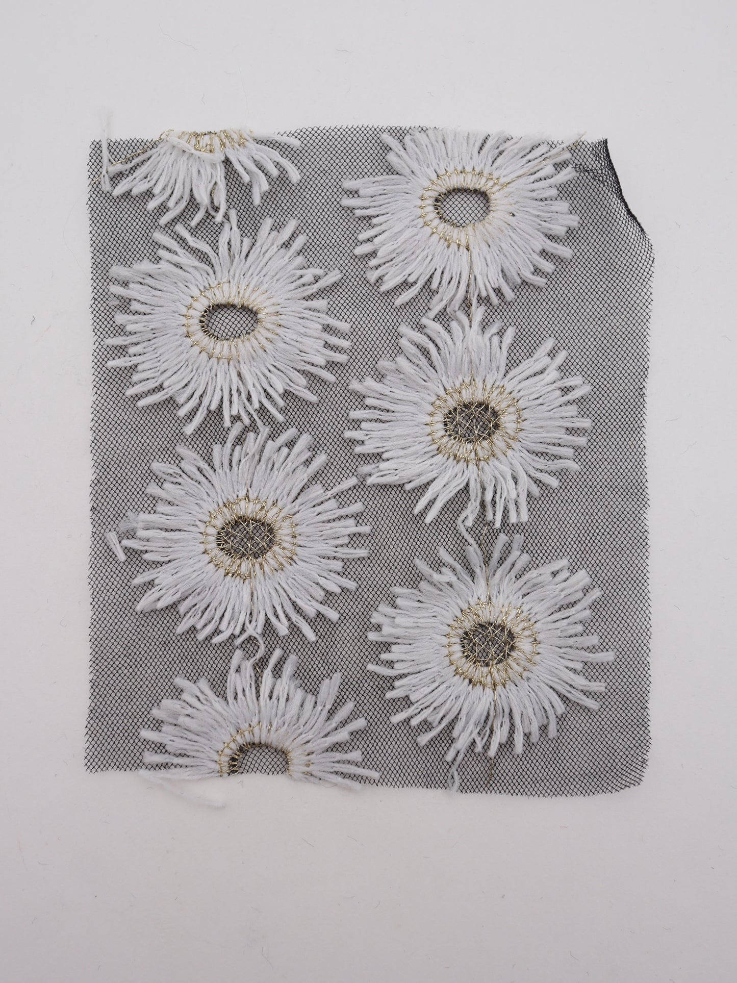 花びら部分ふさふさ立体フラワー刺繍チュール｜【生地幅】約134センチ 【混率】ポリエステル100%｜ドッグウエア・KIDSウエア・衣装・雑貨向き｜26AW-287