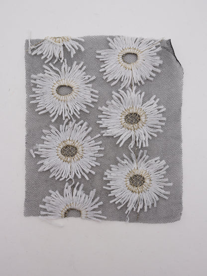 花びら部分ふさふさ立体フラワー刺繍チュール｜【生地幅】約134センチ 【混率】ポリエステル100%｜ドッグウエア・KIDSウエア・衣装・雑貨向き｜26AW-287