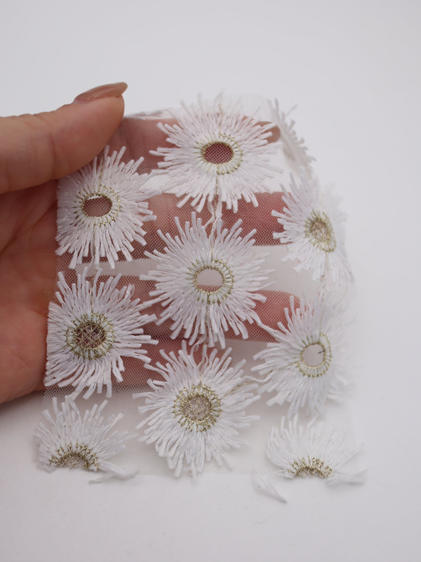 花びら部分ふさふさ立体フラワー刺繍チュール｜【生地幅】約134センチ 【混率】ポリエステル100%｜ドッグウエア・KIDSウエア・衣装・雑貨向き｜26AW-287