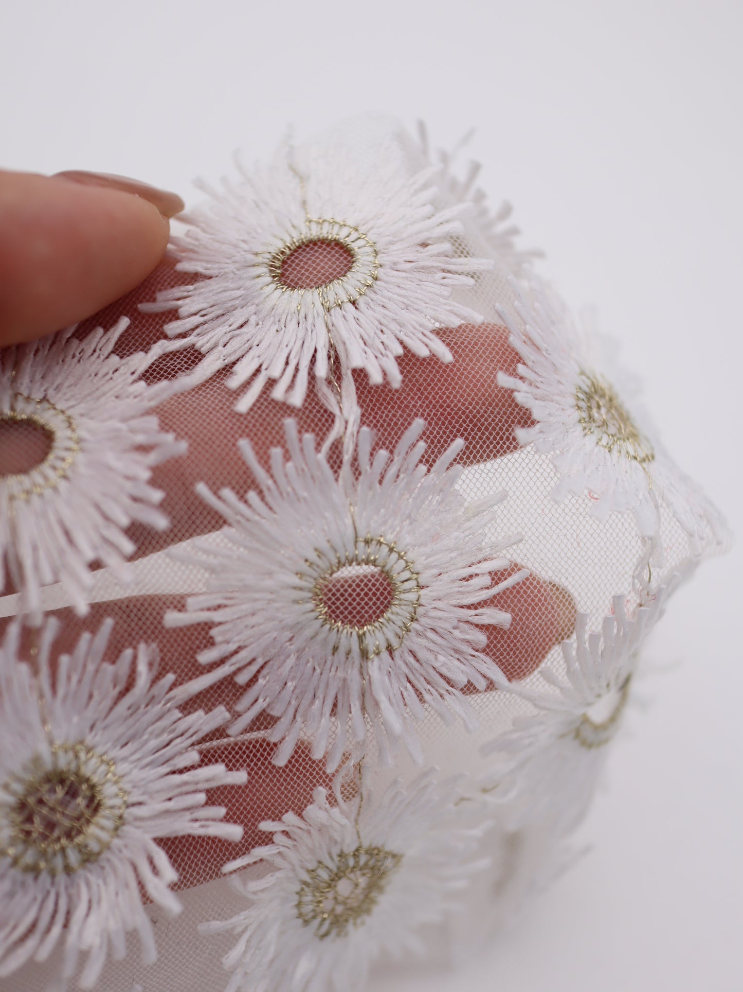 花びら部分ふさふさ立体フラワー刺繍チュール｜【生地幅】約134センチ 【混率】ポリエステル100%｜ドッグウエア・KIDSウエア・衣装・雑貨向き｜26AW-287
