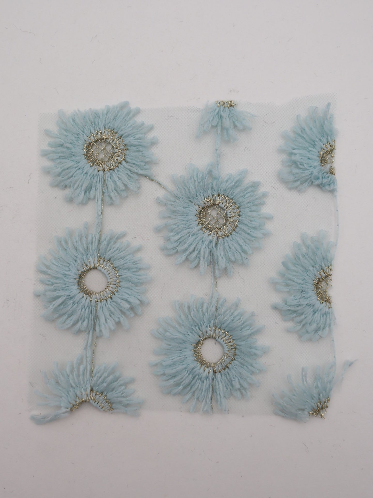 花びら部分ふさふさ立体フラワー刺繍チュール｜【生地幅】約134センチ 【混率】ポリエステル100%｜ドッグウエア・KIDSウエア・衣装・雑貨向き｜26AW-287