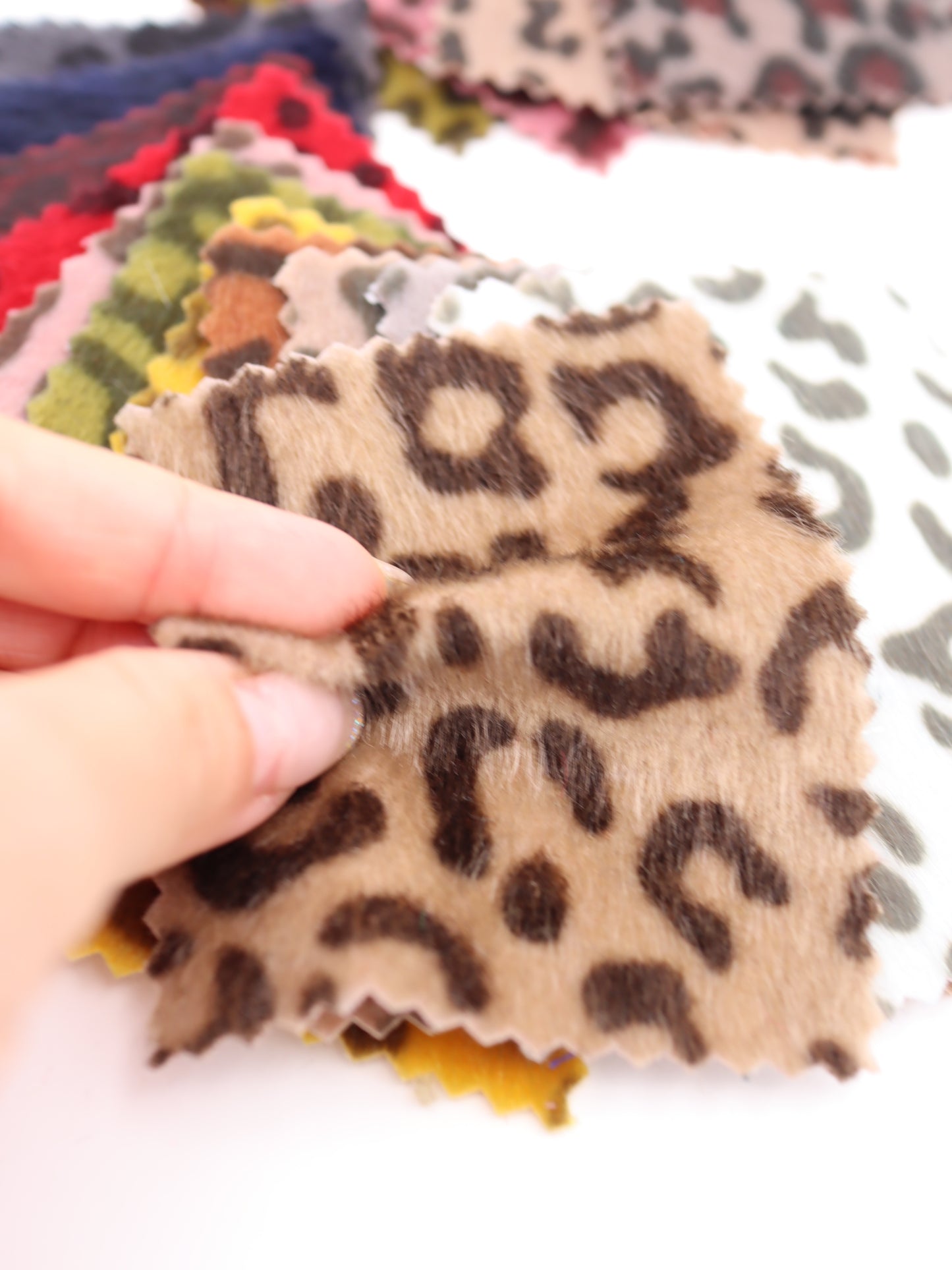 【25AW-039】フェイクハラコ毛足つるつるヒョウ柄プリント　/0.5ｙあたり=～1370円