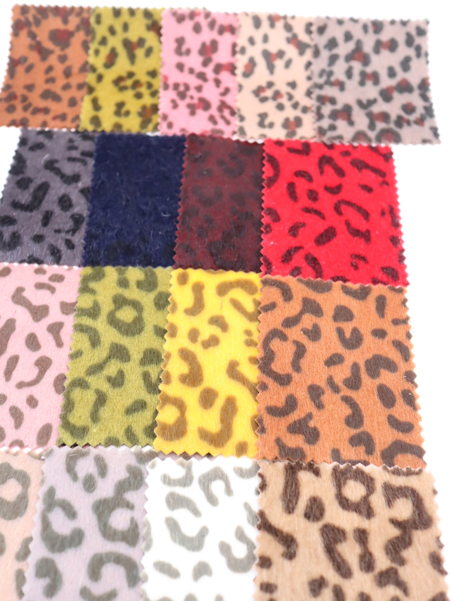 【25AW-039】フェイクハラコ毛足つるつるヒョウ柄プリント　/0.5ｙあたり=～1370円