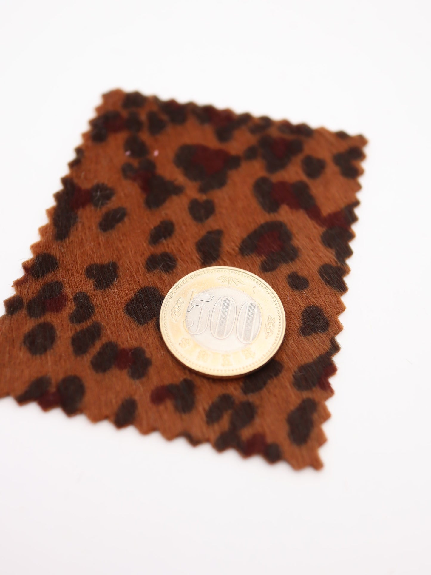 【25AW-039】フェイクハラコ毛足つるつるヒョウ柄プリント　/0.5ｙあたり=～1370円
