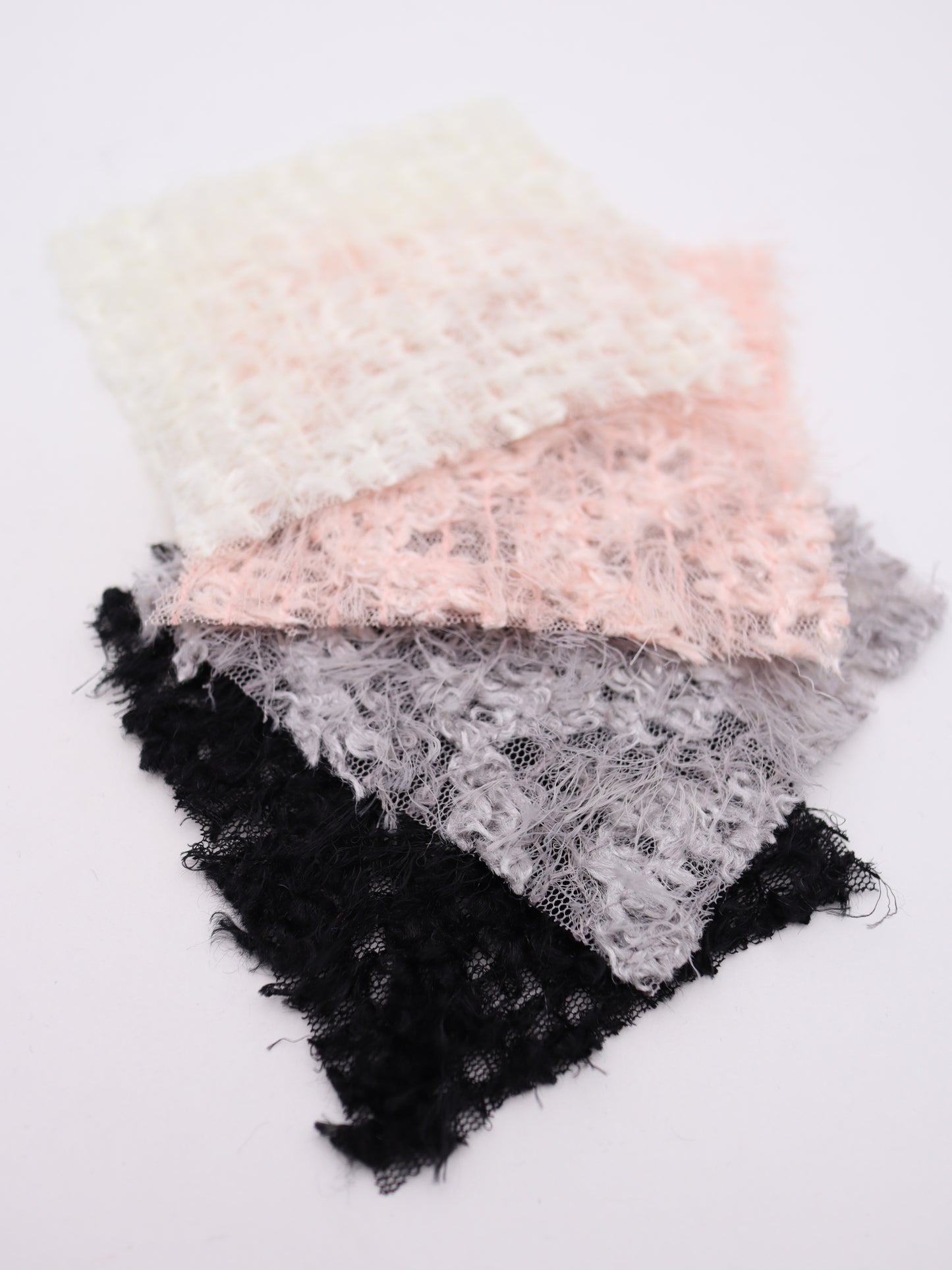 ふわふわフリンジヤーン刺繍チュール｜【生地幅】約127センチ 【混率】ポリエステル100%｜ドッグウエア・KIDSウエア・トップス・ドレス・衣装・雑貨向き｜26AW-288