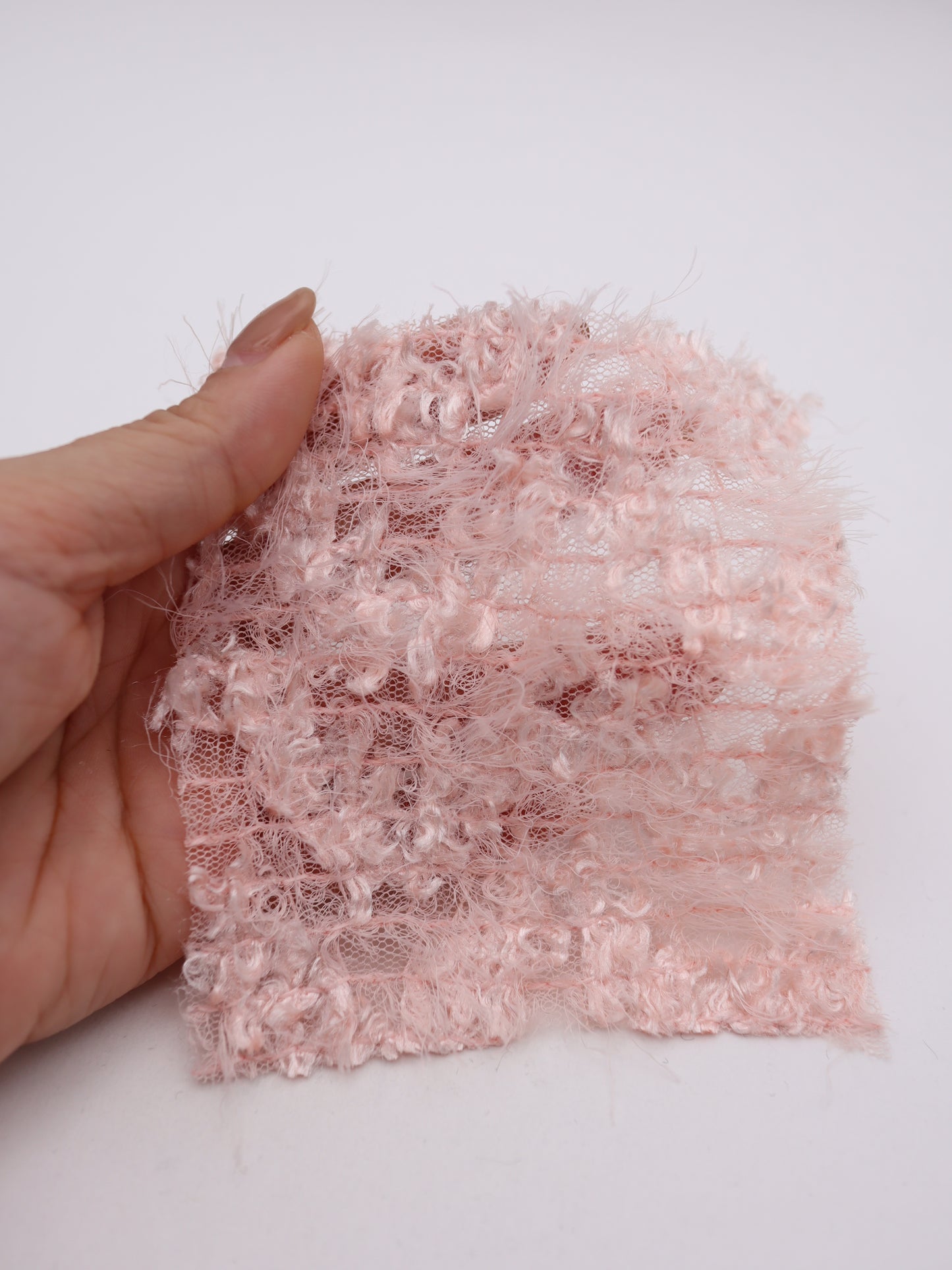 ふわふわフリンジヤーン刺繍チュール｜【生地幅】約127センチ 【混率】ポリエステル100%｜ドッグウエア・KIDSウエア・トップス・ドレス・衣装・雑貨向き｜26AW-288