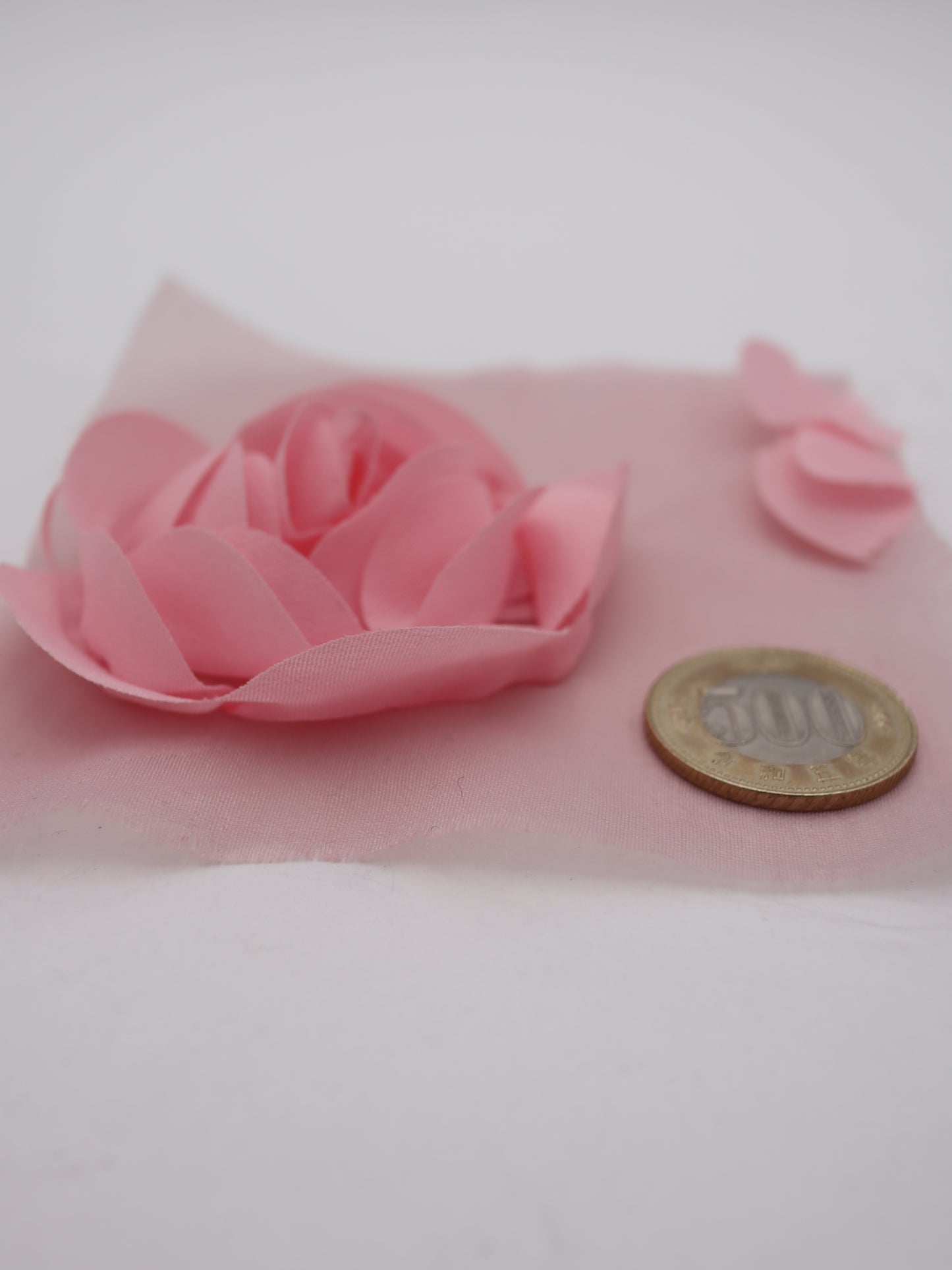 3D立体フラワーモチーフ刺繍しぼありオーガンジー｜【生地幅】約121センチ 【混率】ポリエステル100％｜ドレス・衣装・雑貨向き｜26AW-286