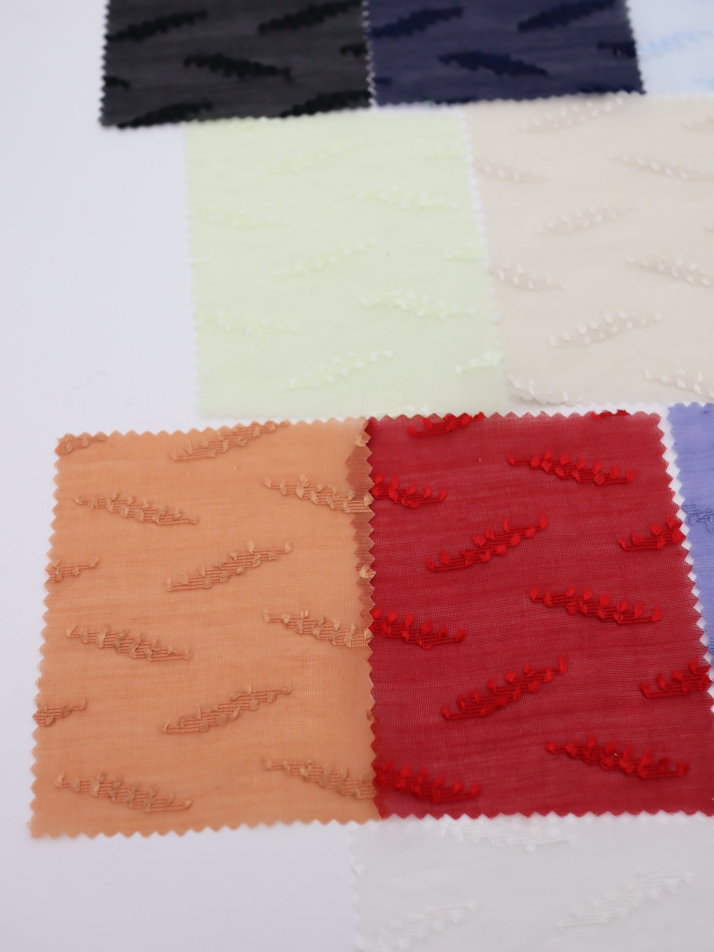 リーフモチーフジャガード平織シフォン｜【生地幅】約147センチ 【混率】ポリエステル45％ナイロン30％レーヨン25％｜ドッグウエア・KIDSウエア・ブラウス・雑貨向き｜26AW-297