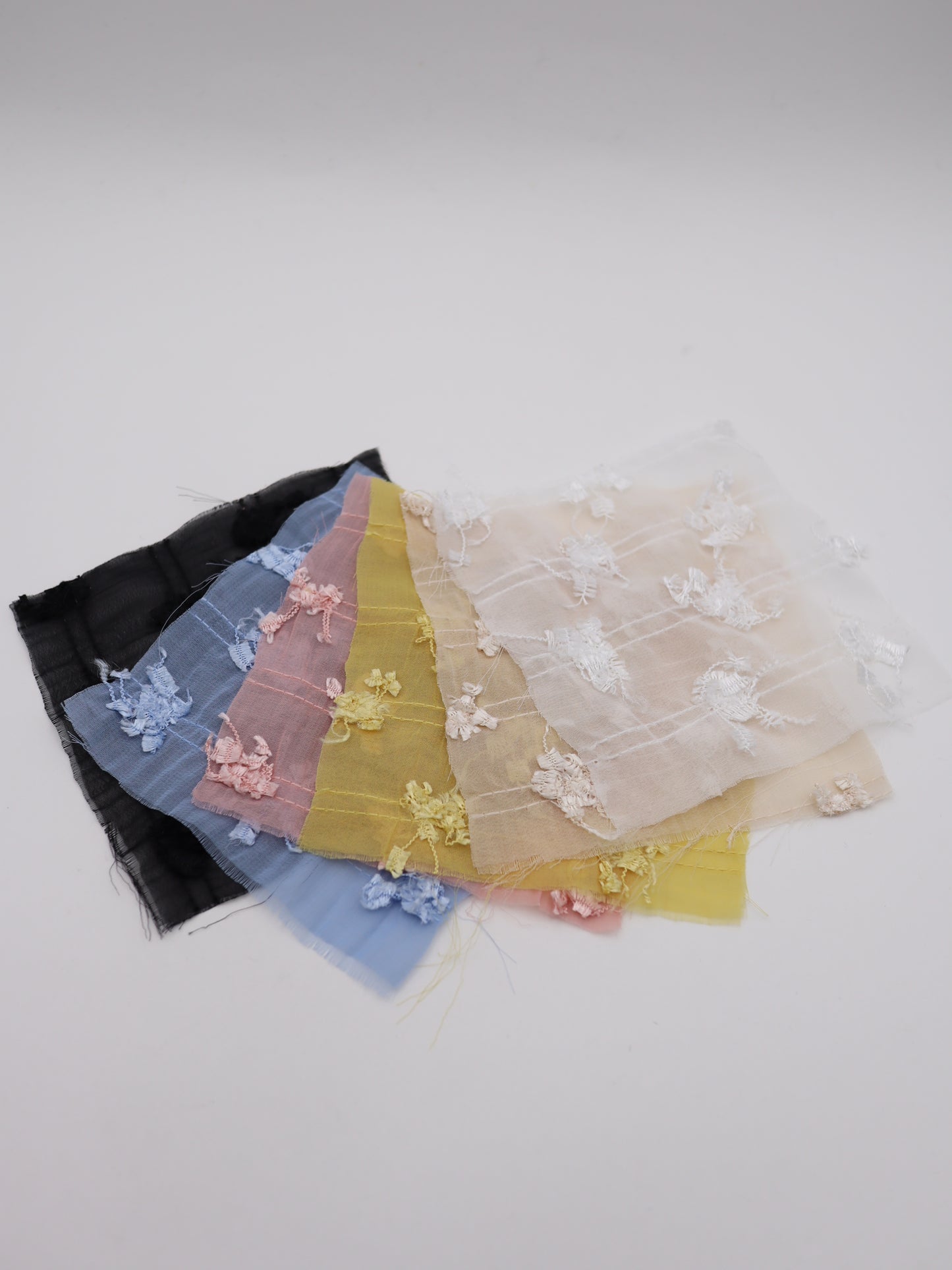 ふさふさフリンジヤーン刺繍シフォン｜【生地幅】約142センチ 【混率】ポリエステル100％｜ドッグウエア・KIDSウエア・ブラウス・ドレス・雑貨向き｜26AW-289