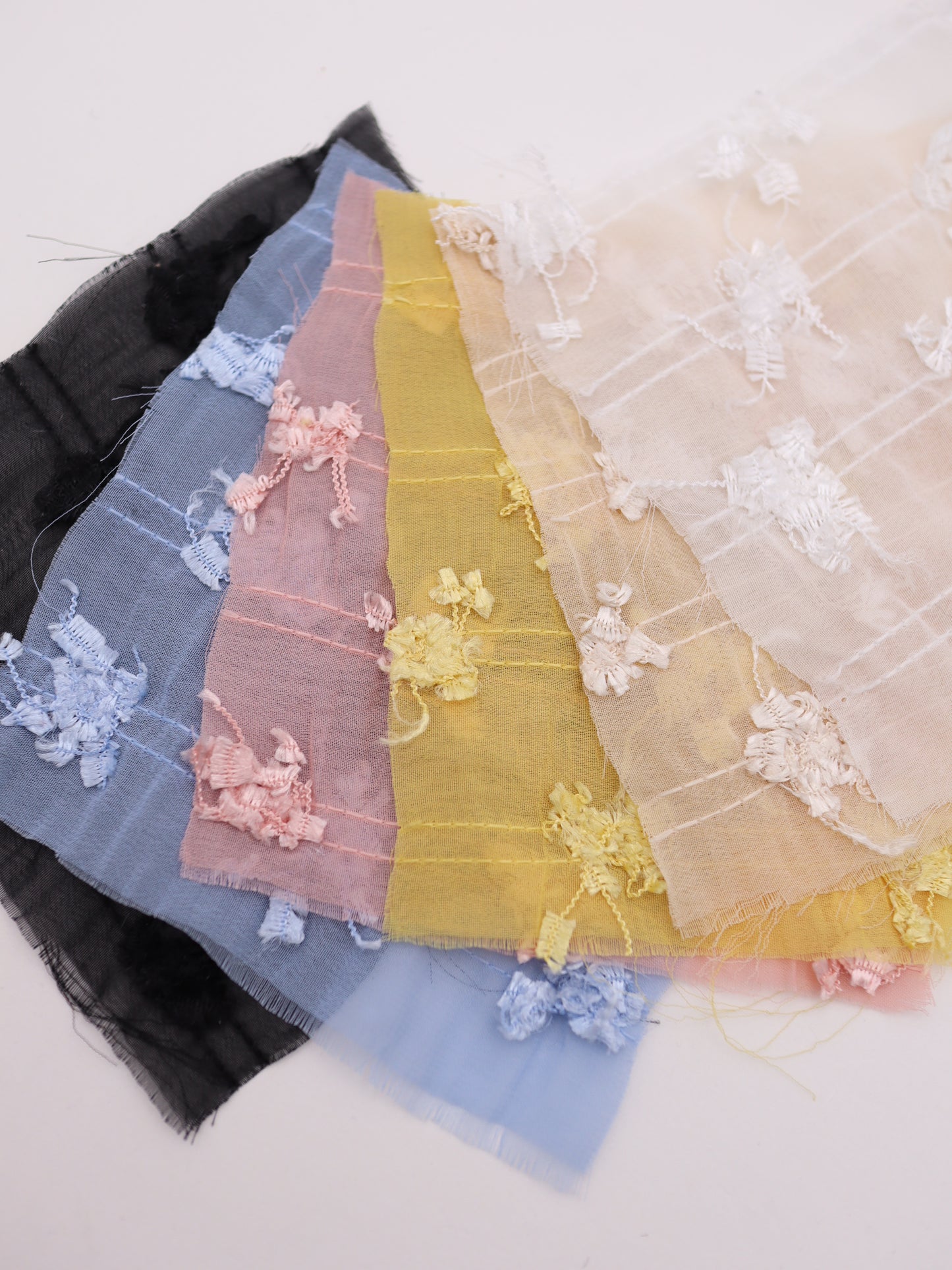 ふさふさフリンジヤーン刺繍シフォン｜【生地幅】約142センチ 【混率】ポリエステル100％｜ドッグウエア・KIDSウエア・ブラウス・ドレス・雑貨向き｜26AW-289