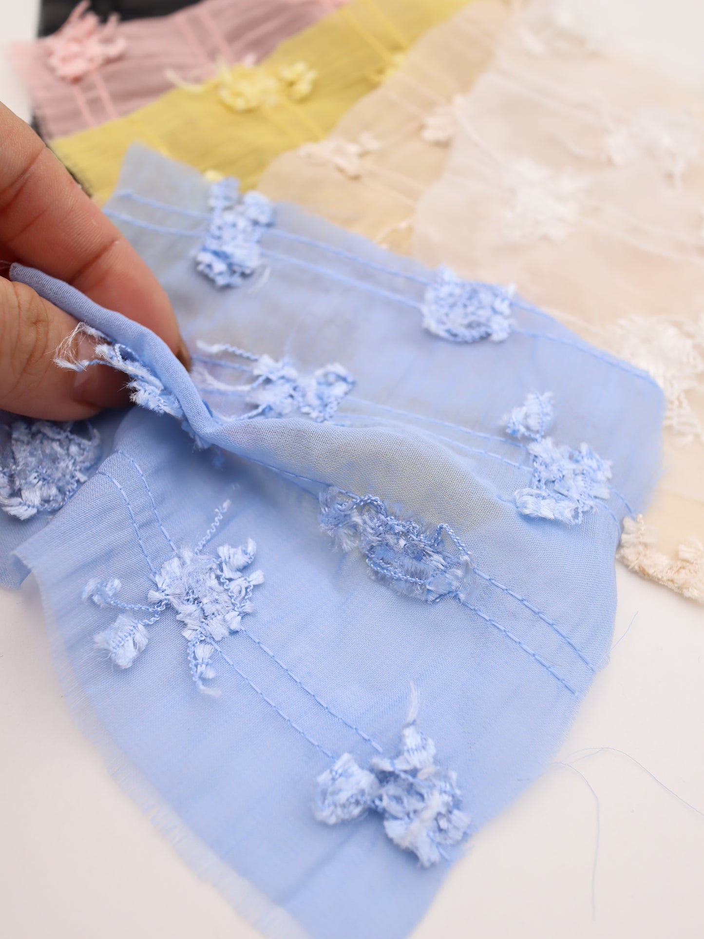 ふさふさフリンジヤーン刺繍シフォン｜【生地幅】約142センチ 【混率】ポリエステル100％｜ドッグウエア・KIDSウエア・ブラウス・ドレス・雑貨向き｜26AW-289