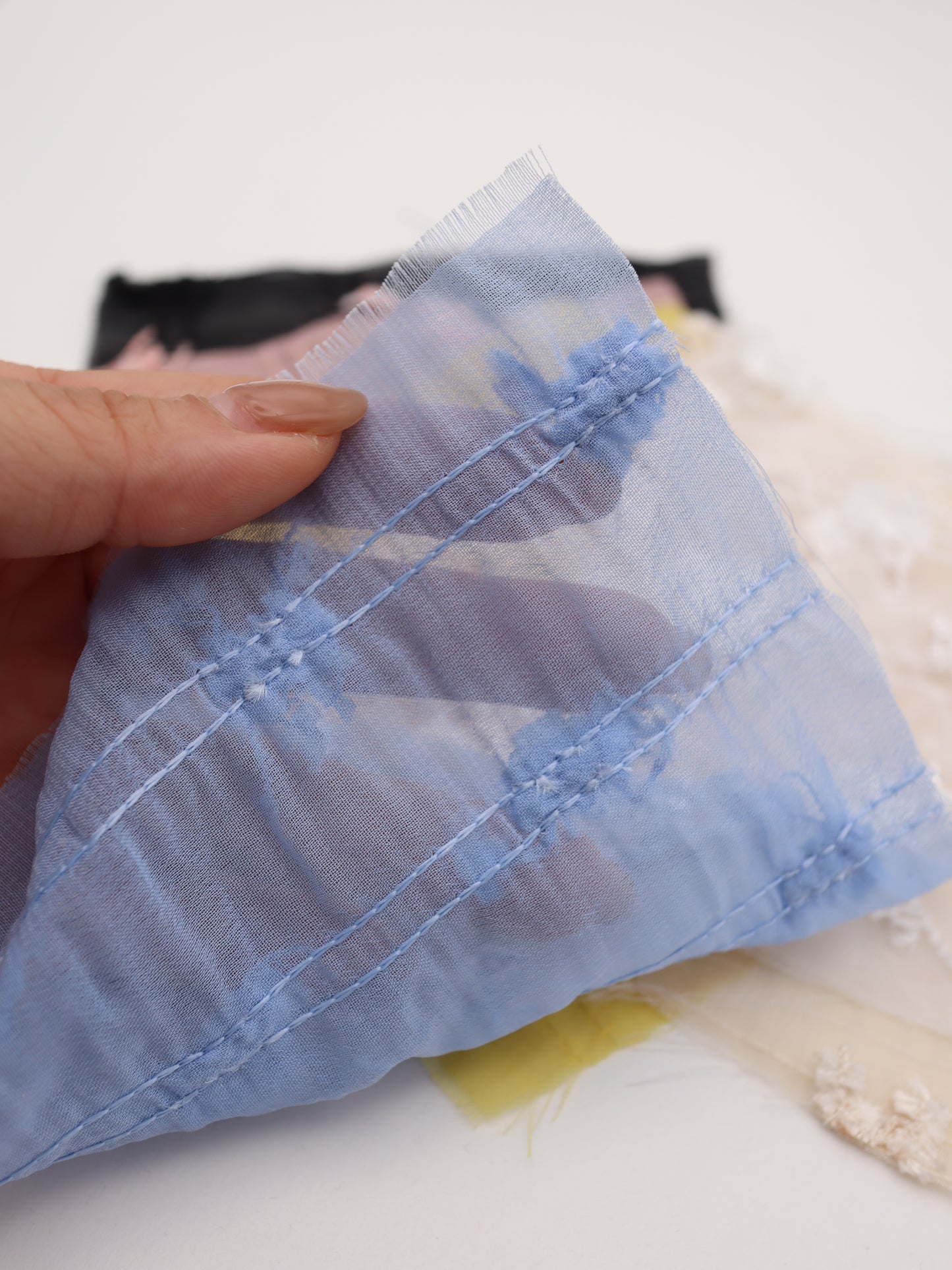 ふさふさフリンジヤーン刺繍シフォン｜【生地幅】約142センチ 【混率】ポリエステル100％｜ドッグウエア・KIDSウエア・ブラウス・ドレス・雑貨向き｜26AW-289
